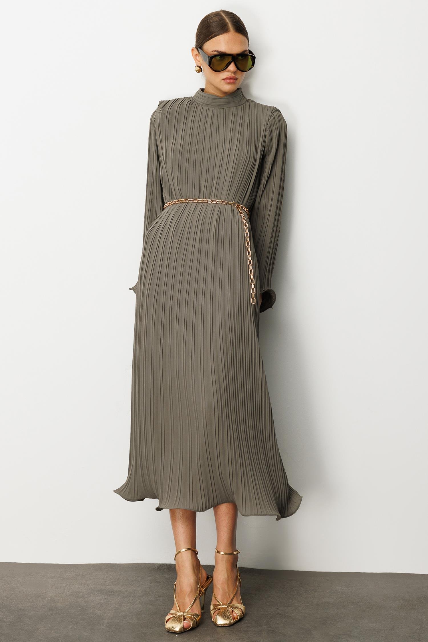Modailgi  Etek ve Kol Ucu Volanlı Pliseli Zincir Kemerli Midi Boy Elbise Haki