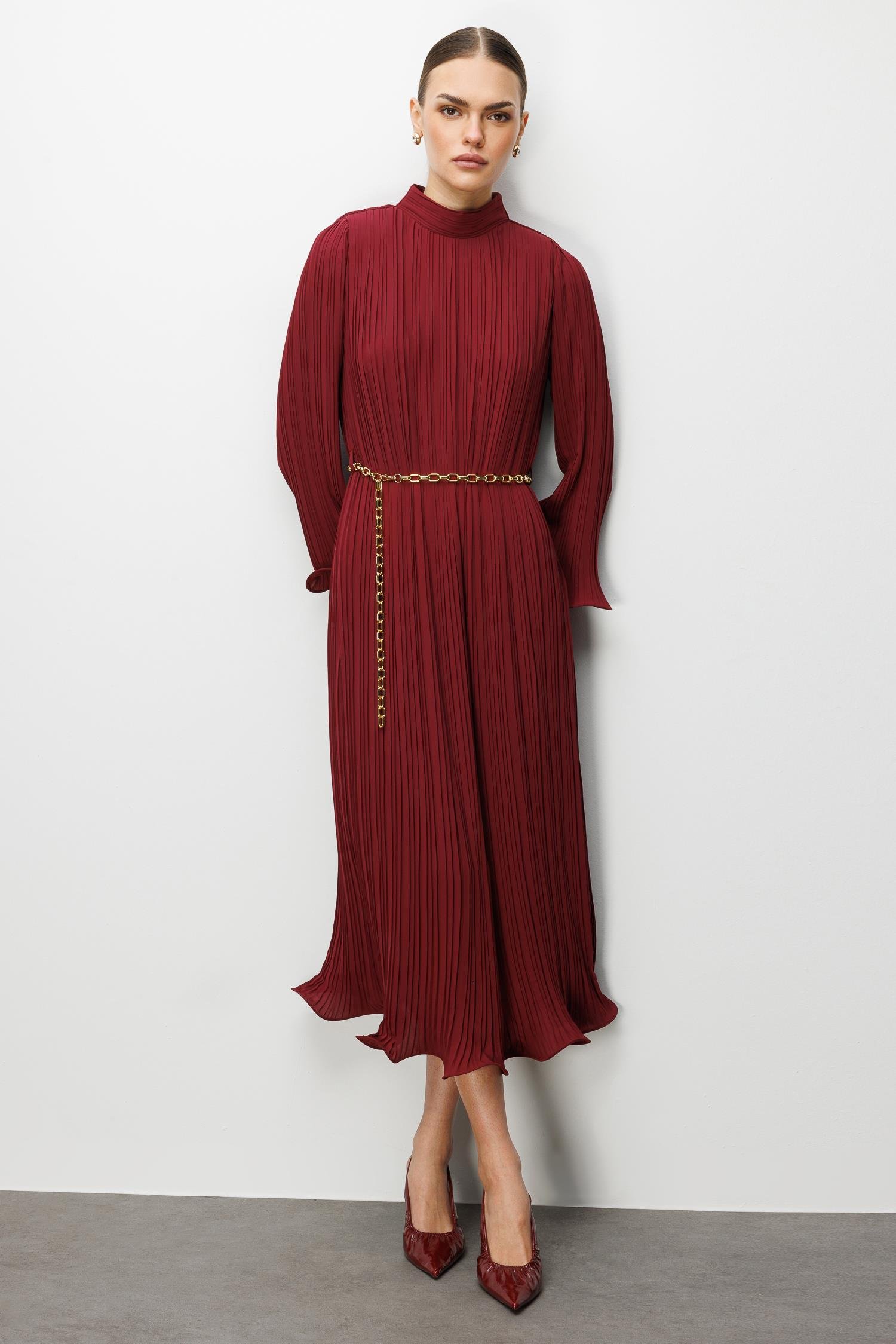 Modailgi  Etek ve Kol Ucu Volanlı Pliseli Zincir Kemerli Midi Boy Elbise Bordo