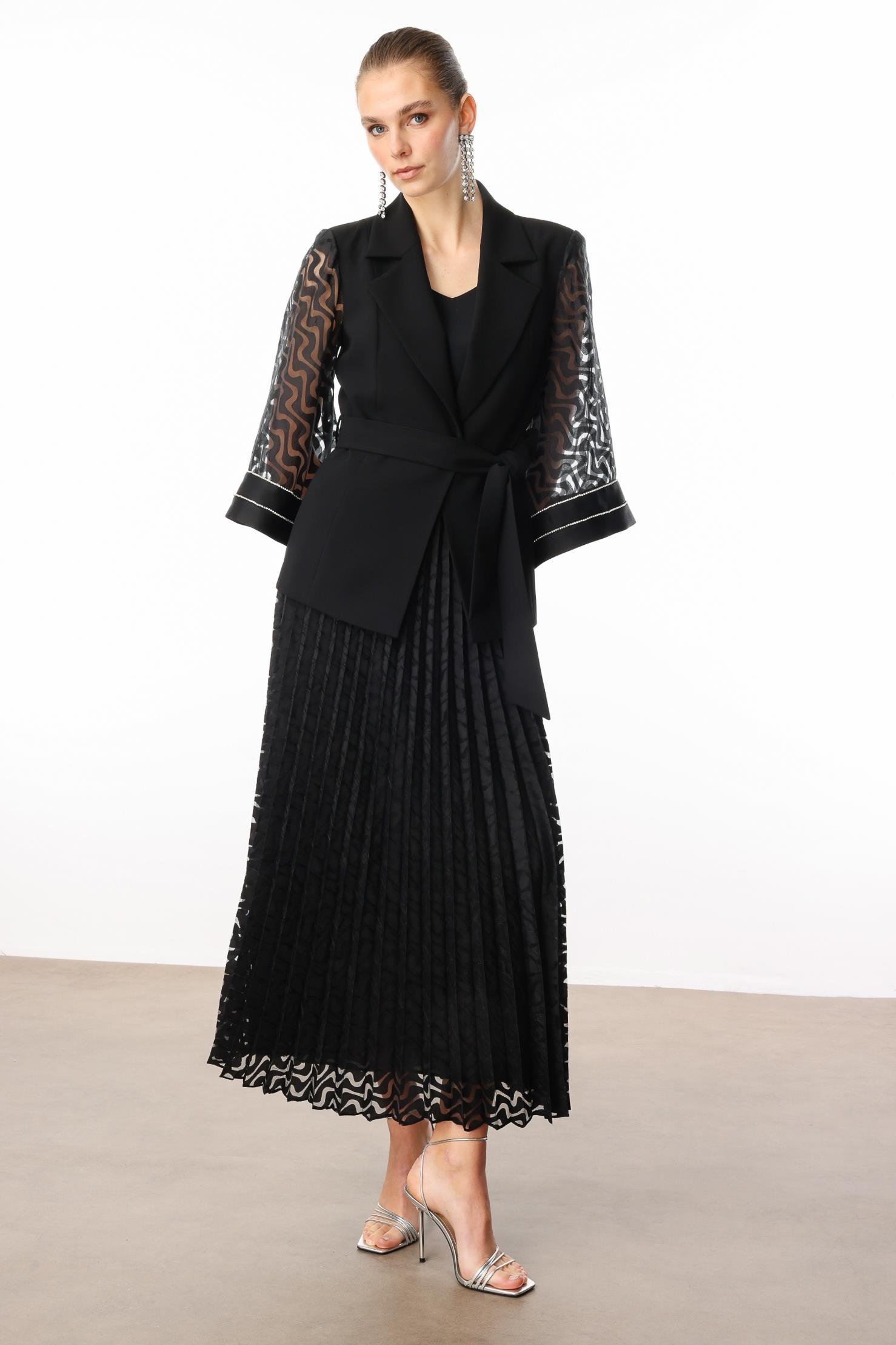 Modailgi  Evaze Kol Şerit Taş Aksesuarlı Kısa Ceket Siyah