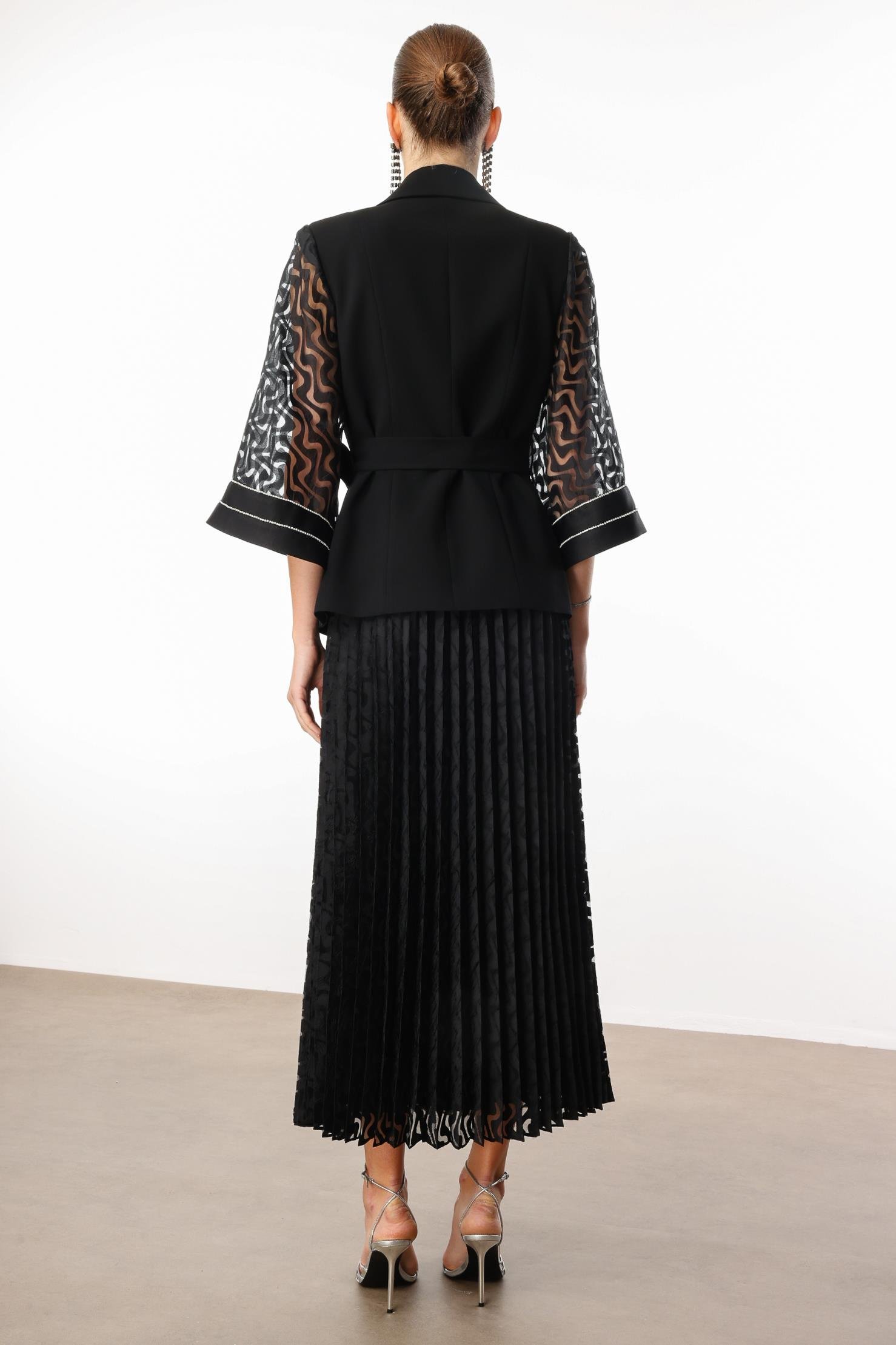 Modailgi  Evaze Kol Şerit Taş Aksesuarlı Kısa Ceket Siyah