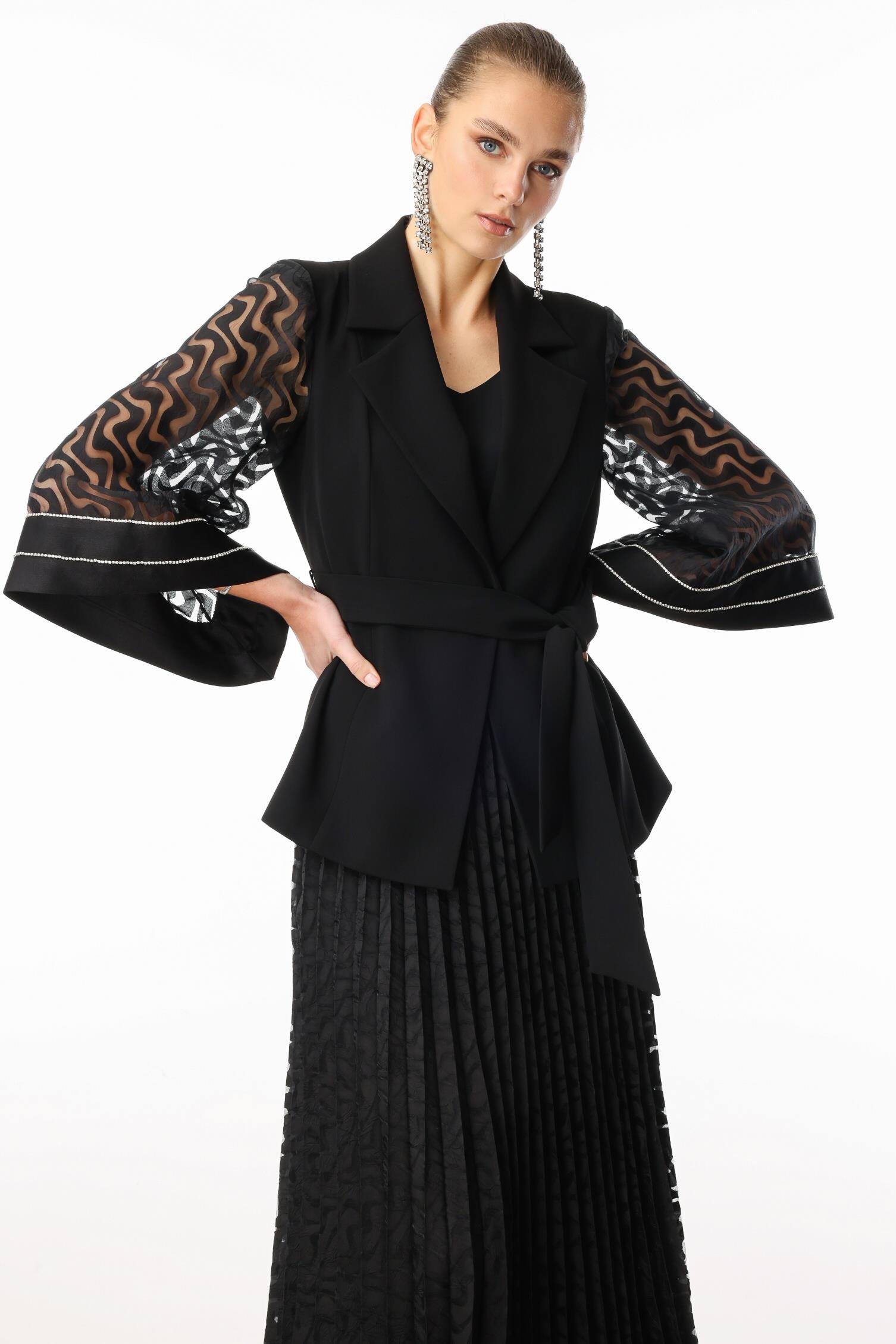 Modailgi  Evaze Kol Şerit Taş Aksesuarlı Kısa Ceket Siyah