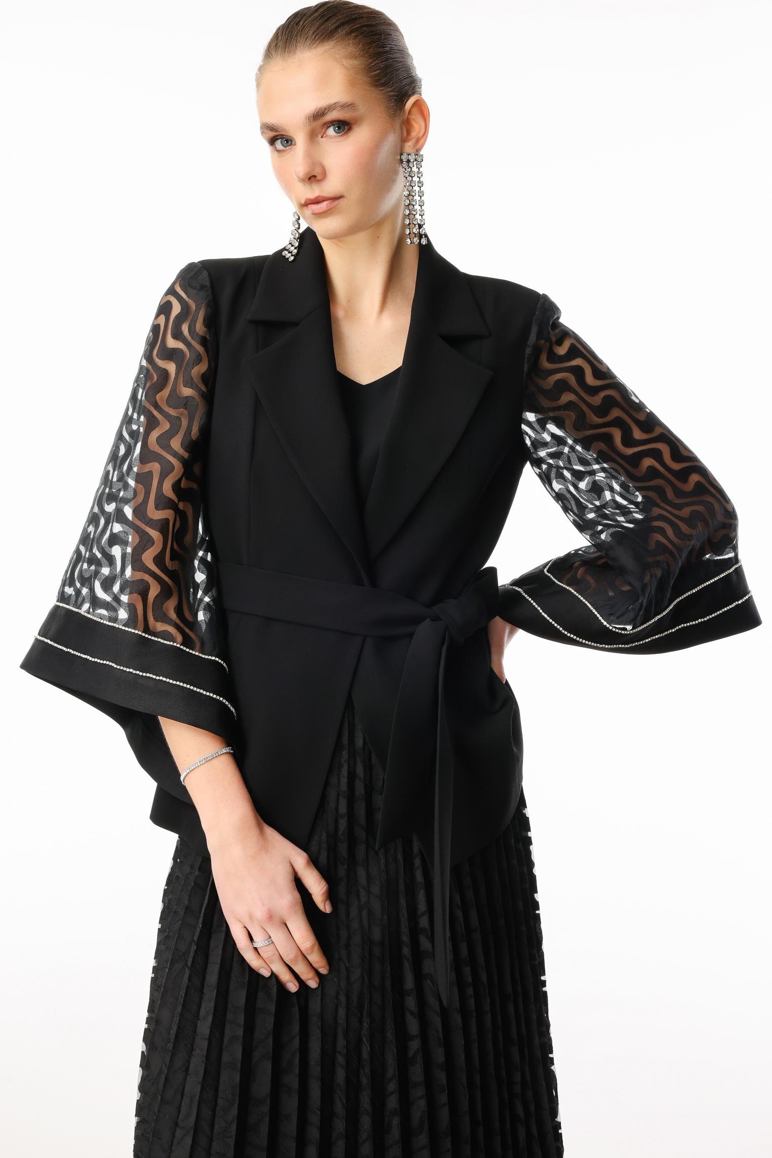 Modailgi  Evaze Kol Şerit Taş Aksesuarlı Kısa Ceket Siyah