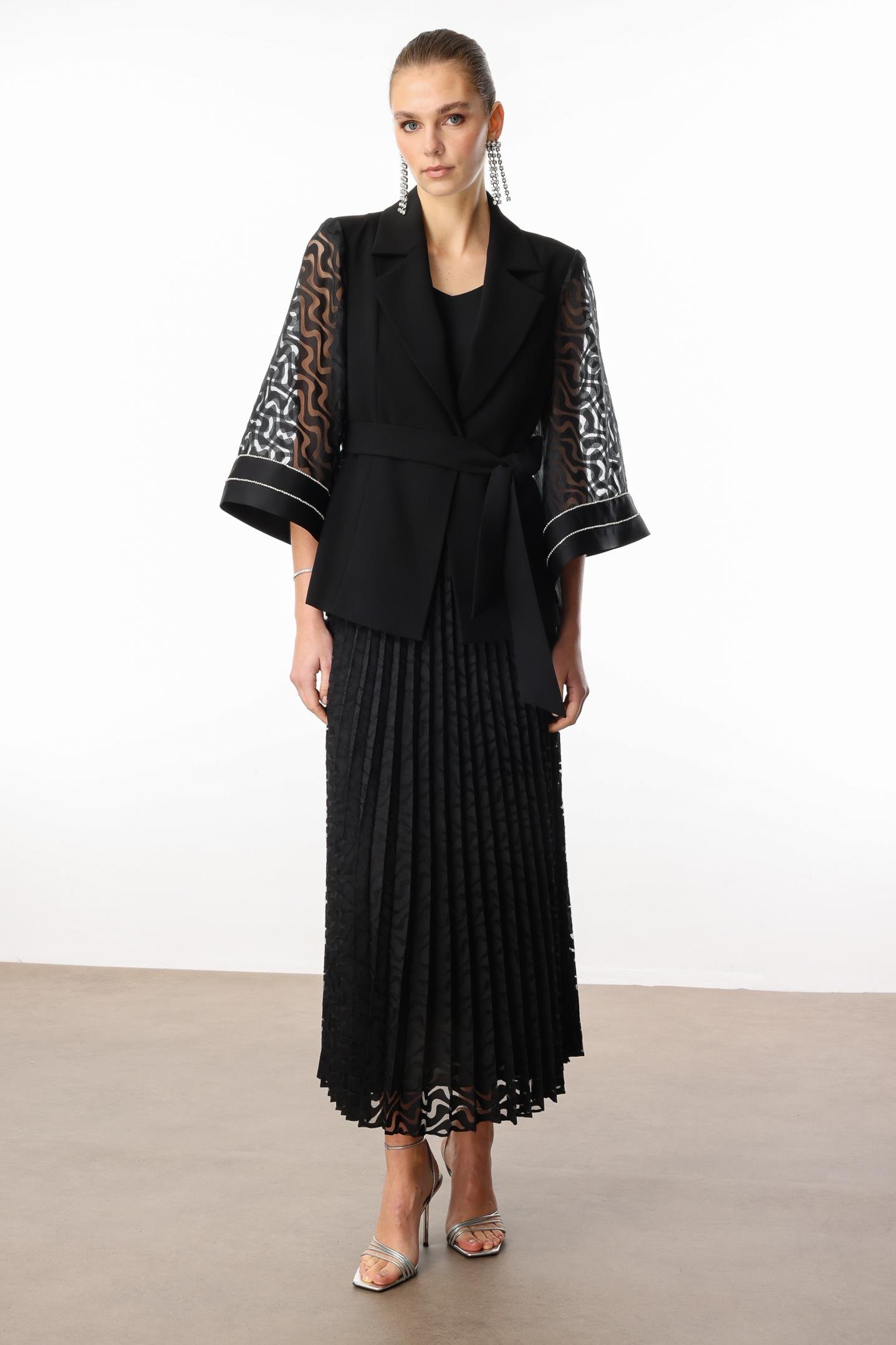 Modailgi  Evaze Kol Şerit Taş Aksesuarlı Kısa Ceket Siyah