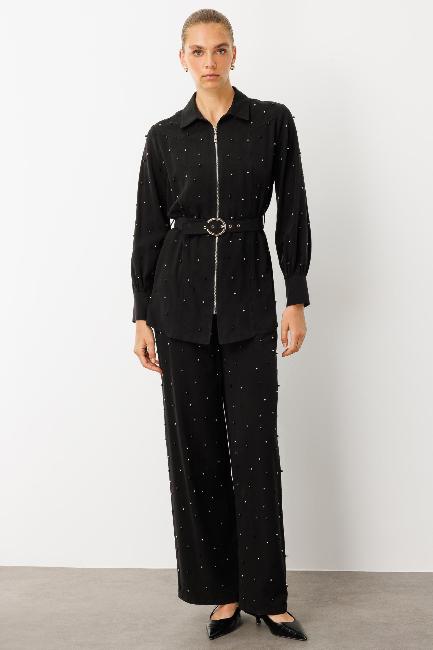 Modailgi  Fermuar Kapamalı İnci Detaylı Beli Kemerli Rahat Kesim Tunik - 40041 Siyah