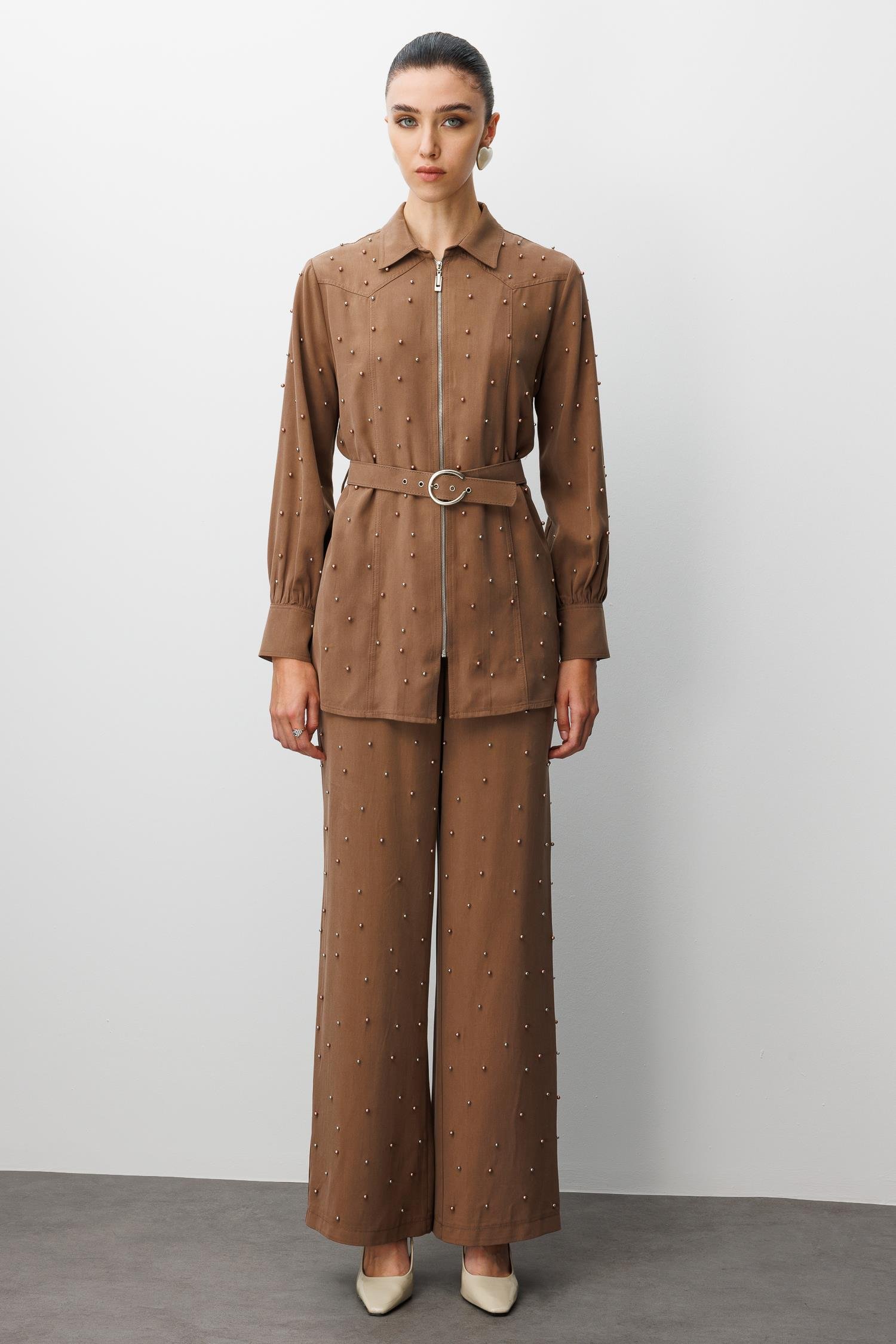 Modailgi  Fermuar Kapamalı İnci Detaylı Beli Kemerli Rahat Kesim Tunik - 40041 Vizon