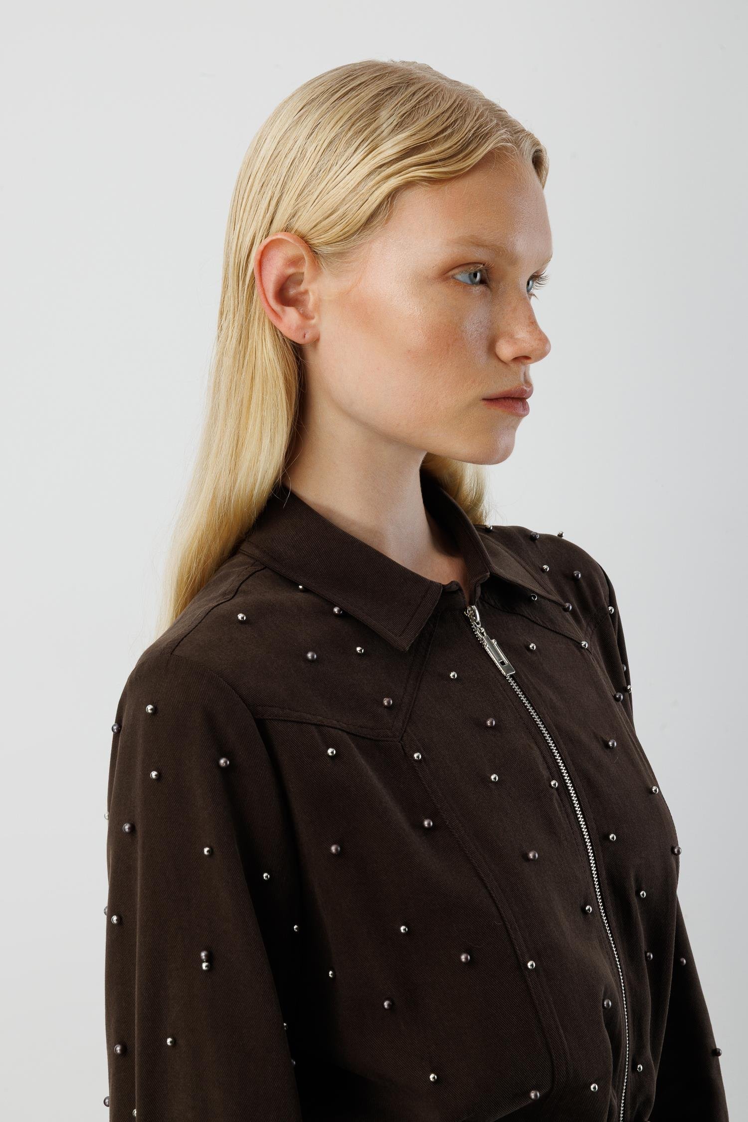 Modailgi  Fermuar Kapamalı İnci Detaylı Beli Kemerli Rahat Kesim Tunik - 40041 Kahve