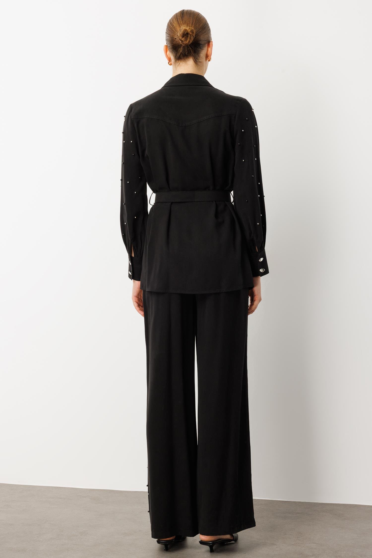 Modailgi  Fermuar Kapamalı İnci Detaylı Beli Kemerli Rahat Kesim Tunik - 40041 Siyah