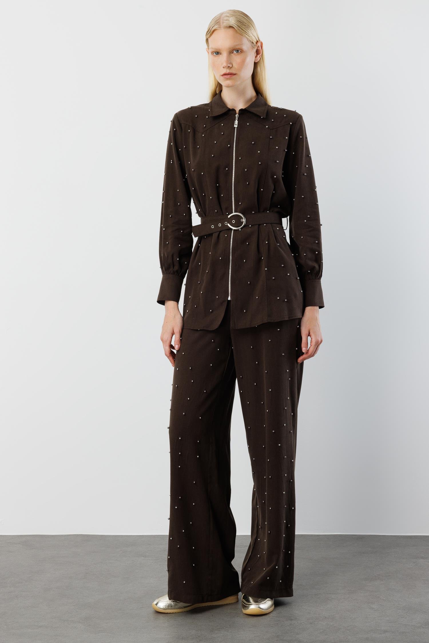 Modailgi  Fermuar Kapamalı İnci Detaylı Beli Kemerli Rahat Kesim Tunik - 40041 Kahve