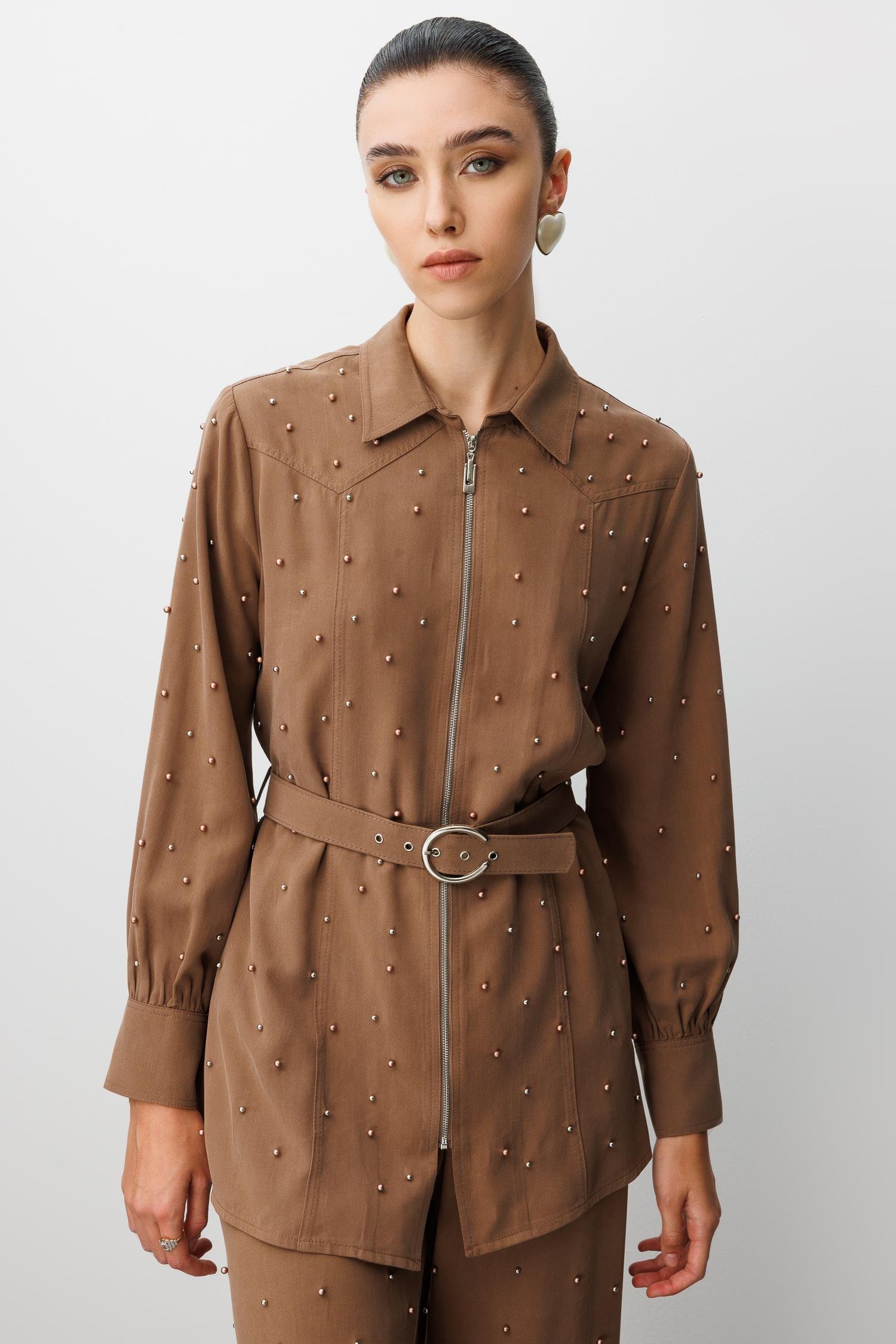 Modailgi  Fermuar Kapamalı İnci Detaylı Beli Kemerli Rahat Kesim Tunik - 40041 Vizon