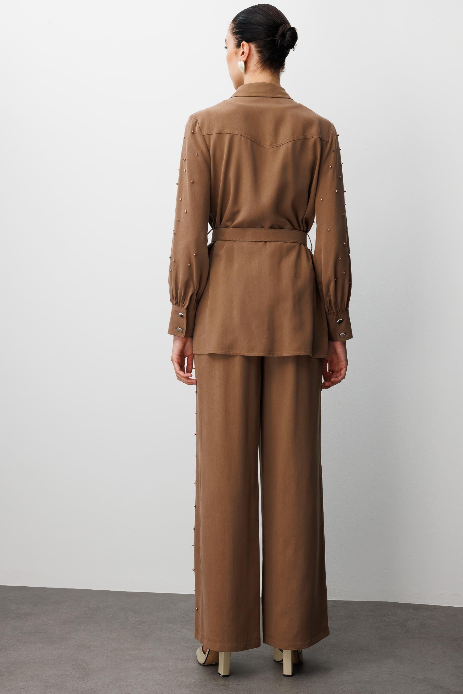 Modailgi  Fermuar Kapamalı İnci Detaylı Beli Kemerli Rahat Kesim Tunik - 40041 Vizon