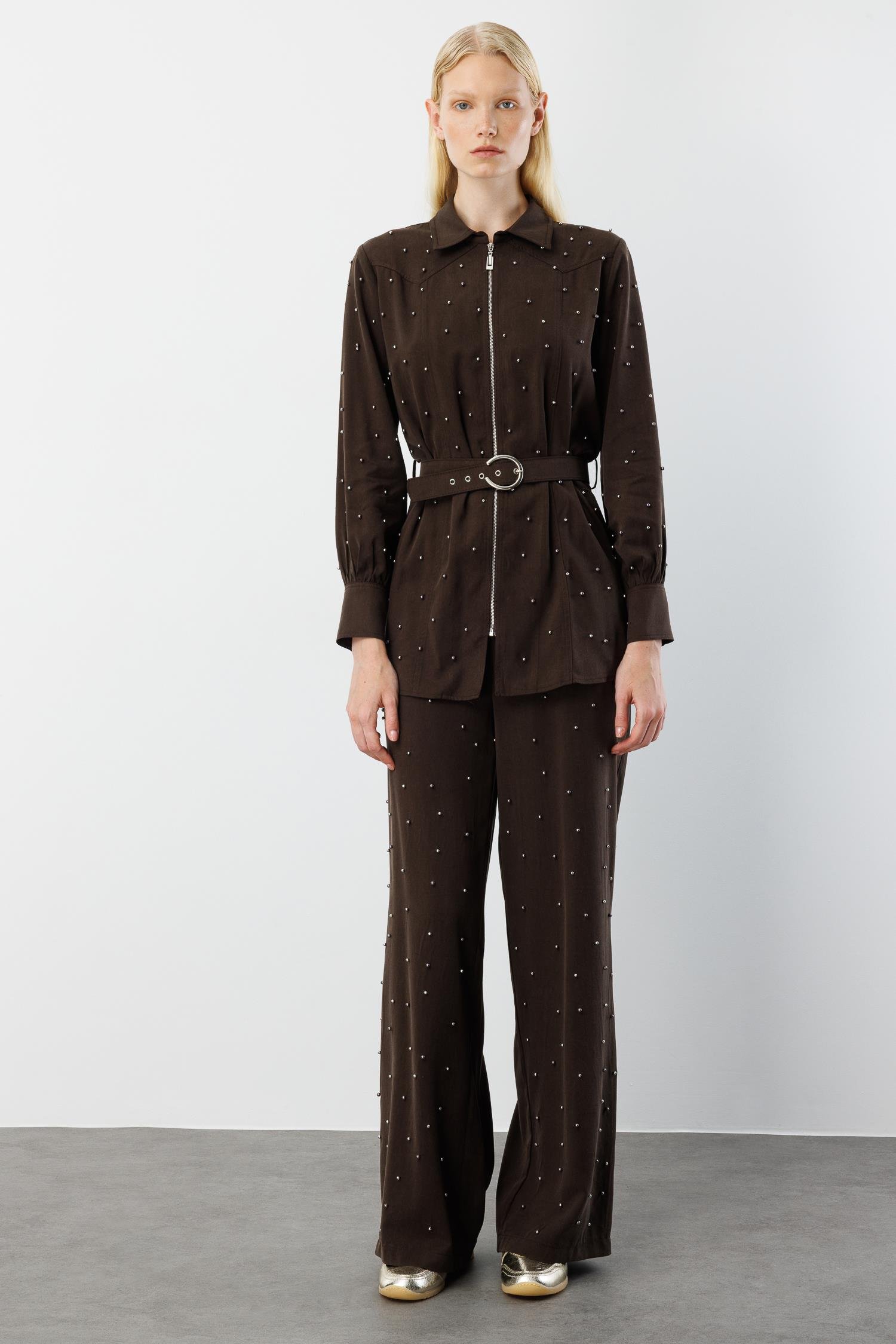 Modailgi  Fermuar Kapamalı İnci Detaylı Beli Kemerli Rahat Kesim Tunik - 40041 Kahve