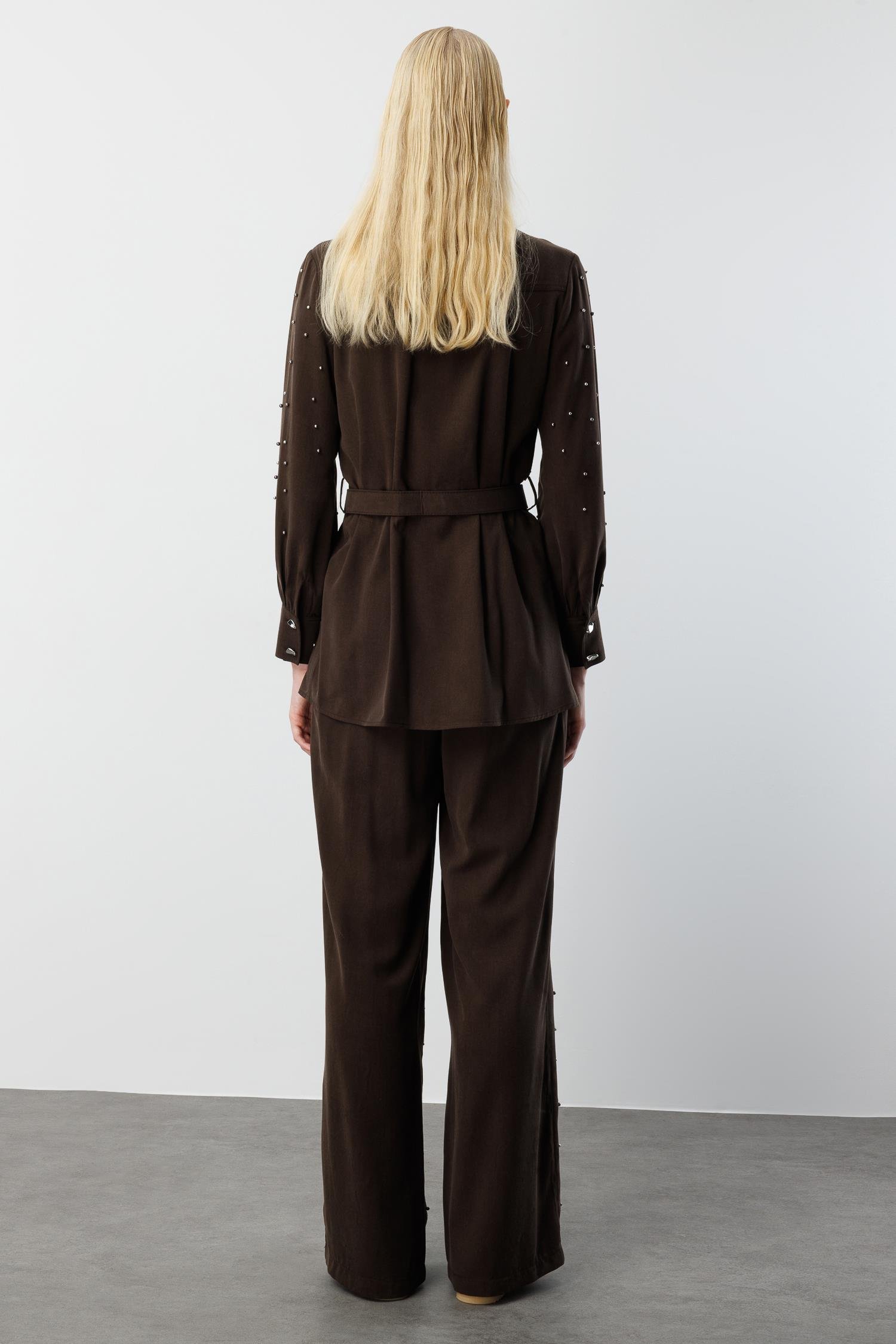 Modailgi  Fermuar Kapamalı İnci Detaylı Beli Kemerli Rahat Kesim Tunik - 40041 Kahve