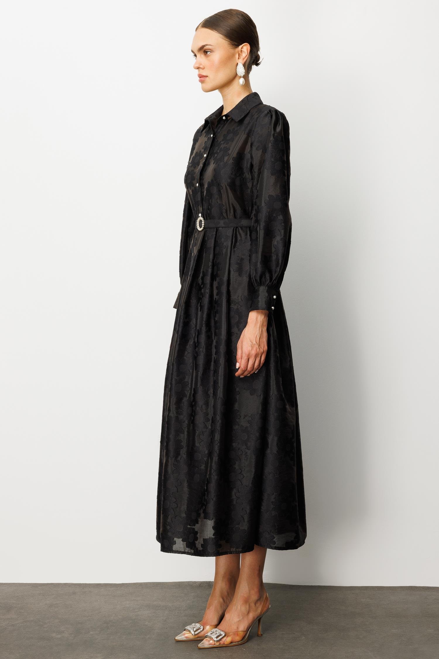 Modailgi  Gömlek Yakalı Yarım Pat Eteği Geniş Pile Detaylı Kemer Akseuarlı Uzun Elbise Siyah