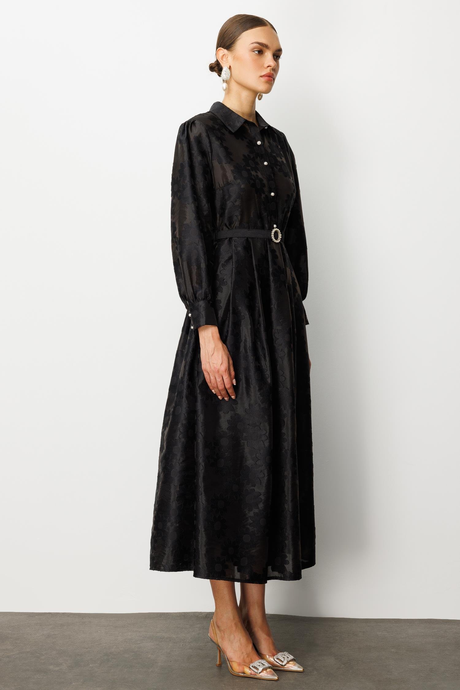 Modailgi  Gömlek Yakalı Yarım Pat Eteği Geniş Pile Detaylı Kemer Akseuarlı Uzun Elbise Siyah