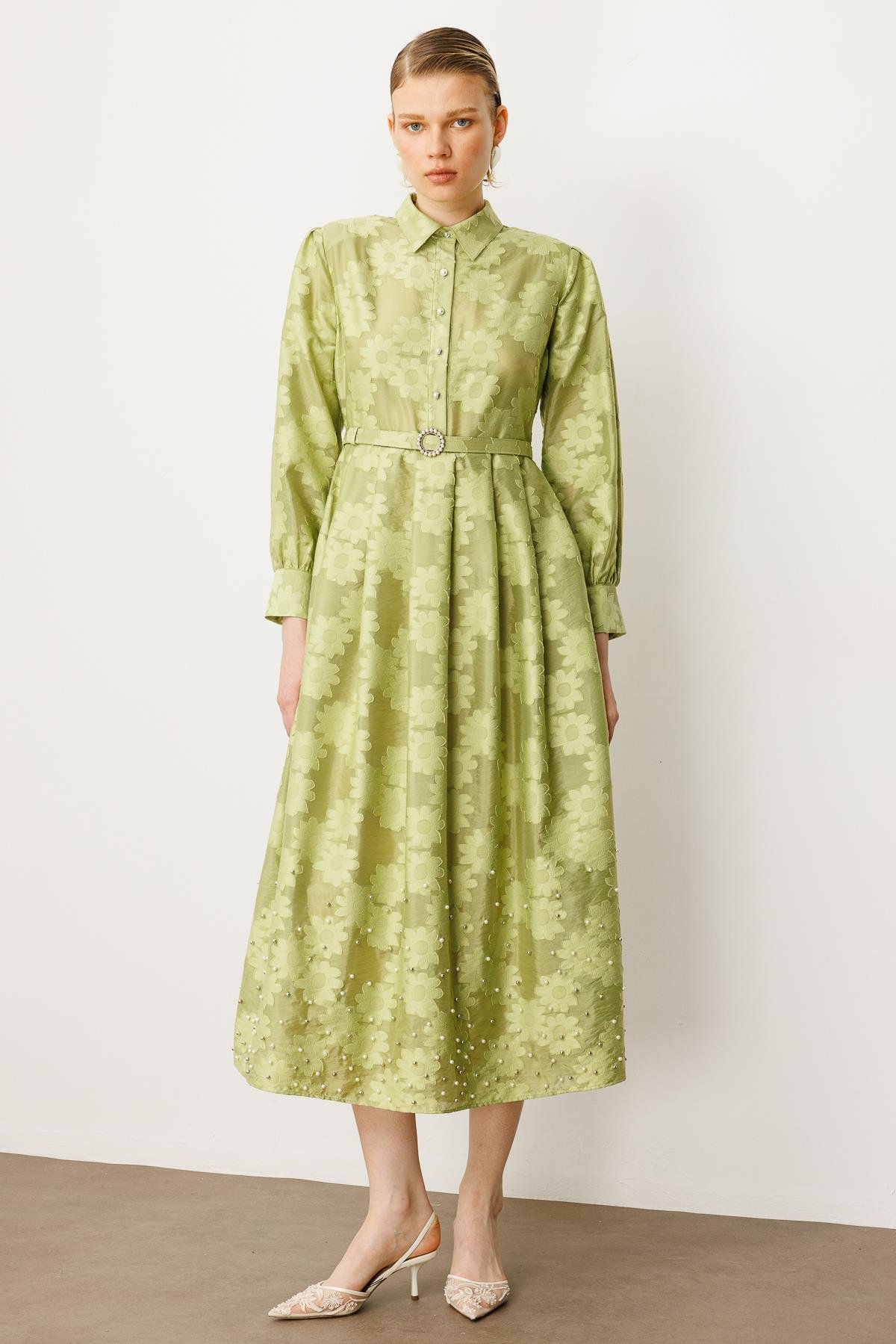 Modailgi  Gömlek Yakalı Yarım Pat Eteği Geniş Pile Detaylı Kemer Akseuarlı Uzun Elbise Yeşil