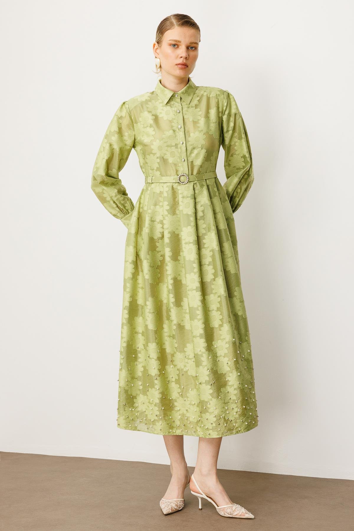 Modailgi  Gömlek Yakalı Yarım Pat Eteği Geniş Pile Detaylı Kemer Akseuarlı Uzun Elbise Yeşil