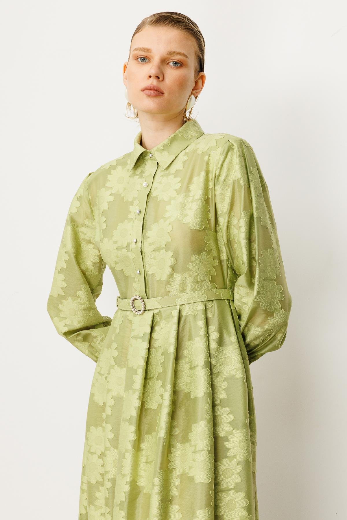 Modailgi  Gömlek Yakalı Yarım Pat Eteği Geniş Pile Detaylı Kemer Akseuarlı Uzun Elbise Yeşil