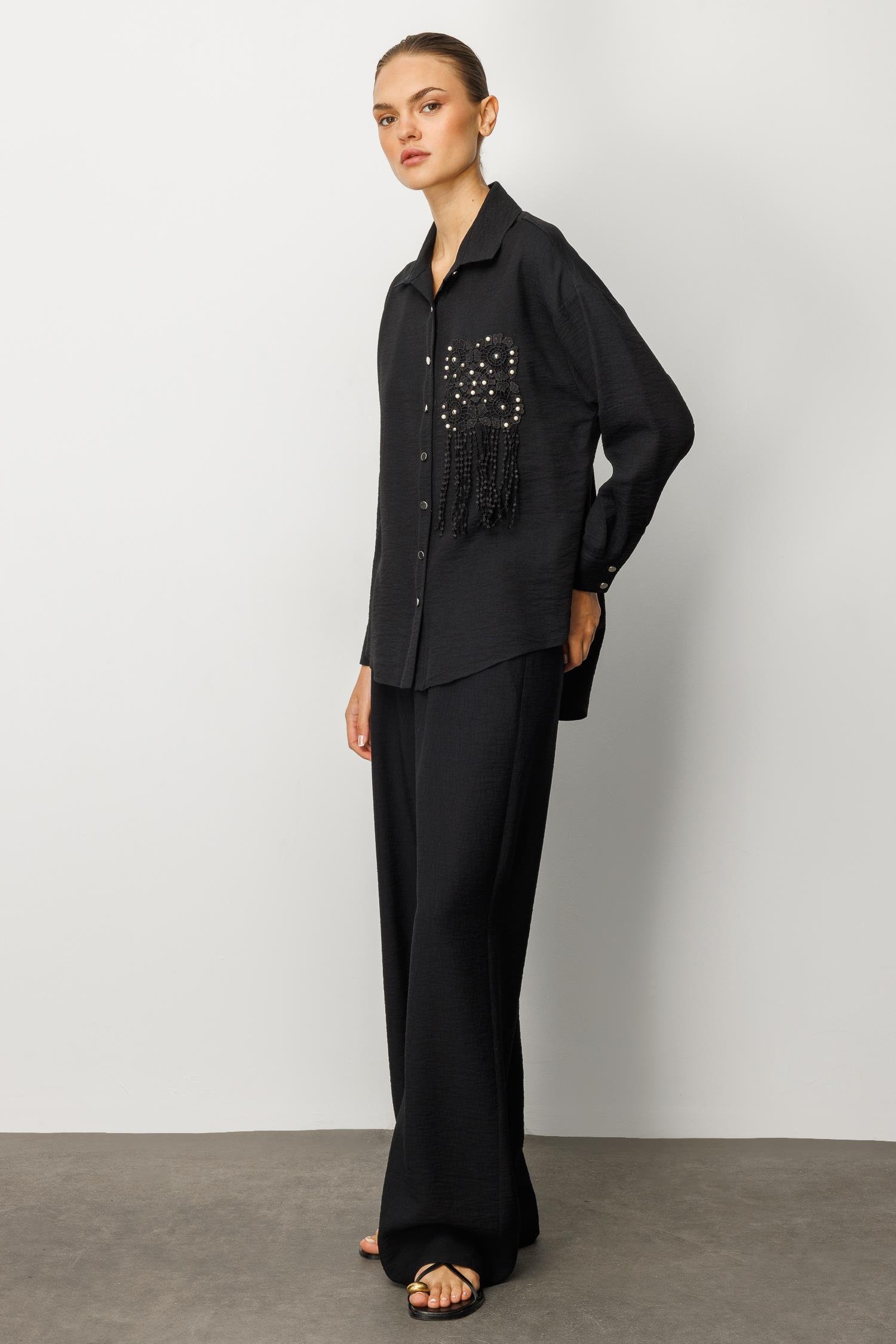 Modailgi  Güpür ve İnci Aksesuar Detaylı Düşük Omuzlu Ara Boy Oversize Gömlek Siyah