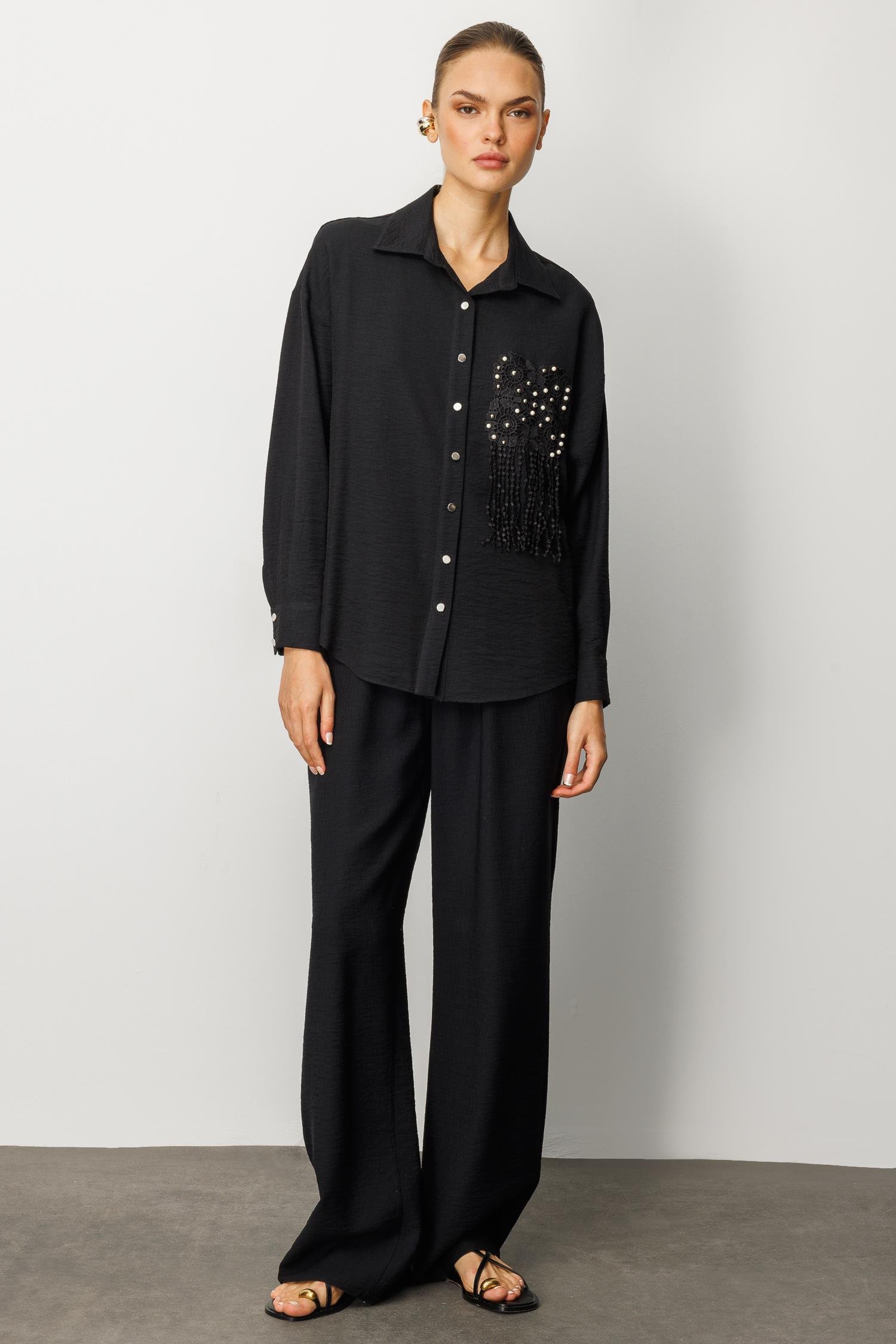 Modailgi  Güpür ve İnci Aksesuar Detaylı Düşük Omuzlu Ara Boy Oversize Gömlek Siyah