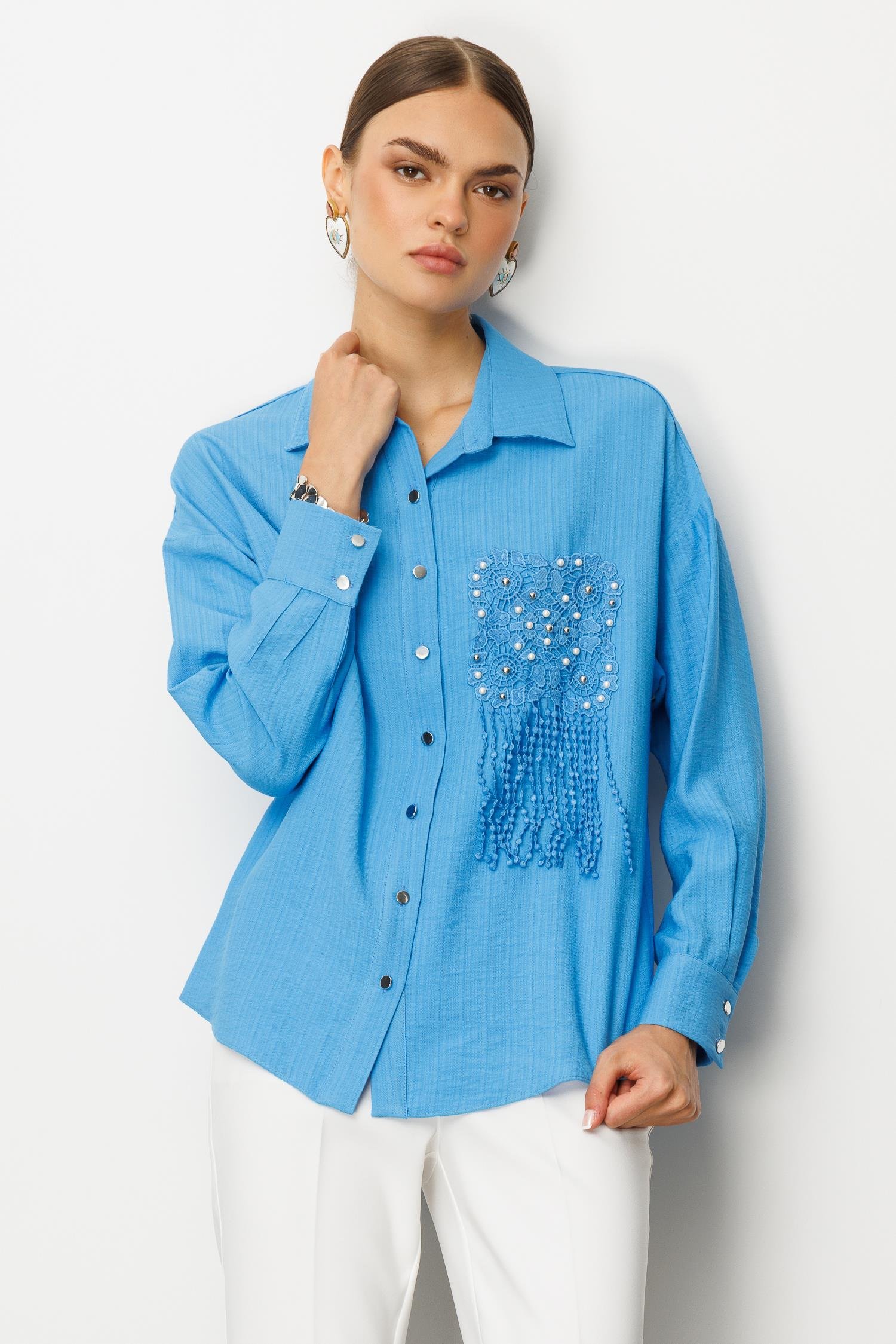 Modailgi  Güpür ve İnci Aksesuar Detaylı Düşük Omuzlu Ara Boy Oversize Gömlek Mavi