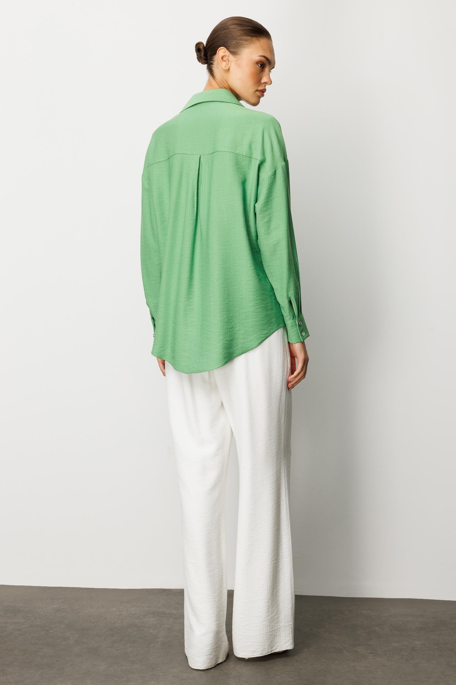 Modailgi  Güpür ve İnci Aksesuar Detaylı Düşük Omuzlu Ara Boy Oversize Gömlek Yeşil