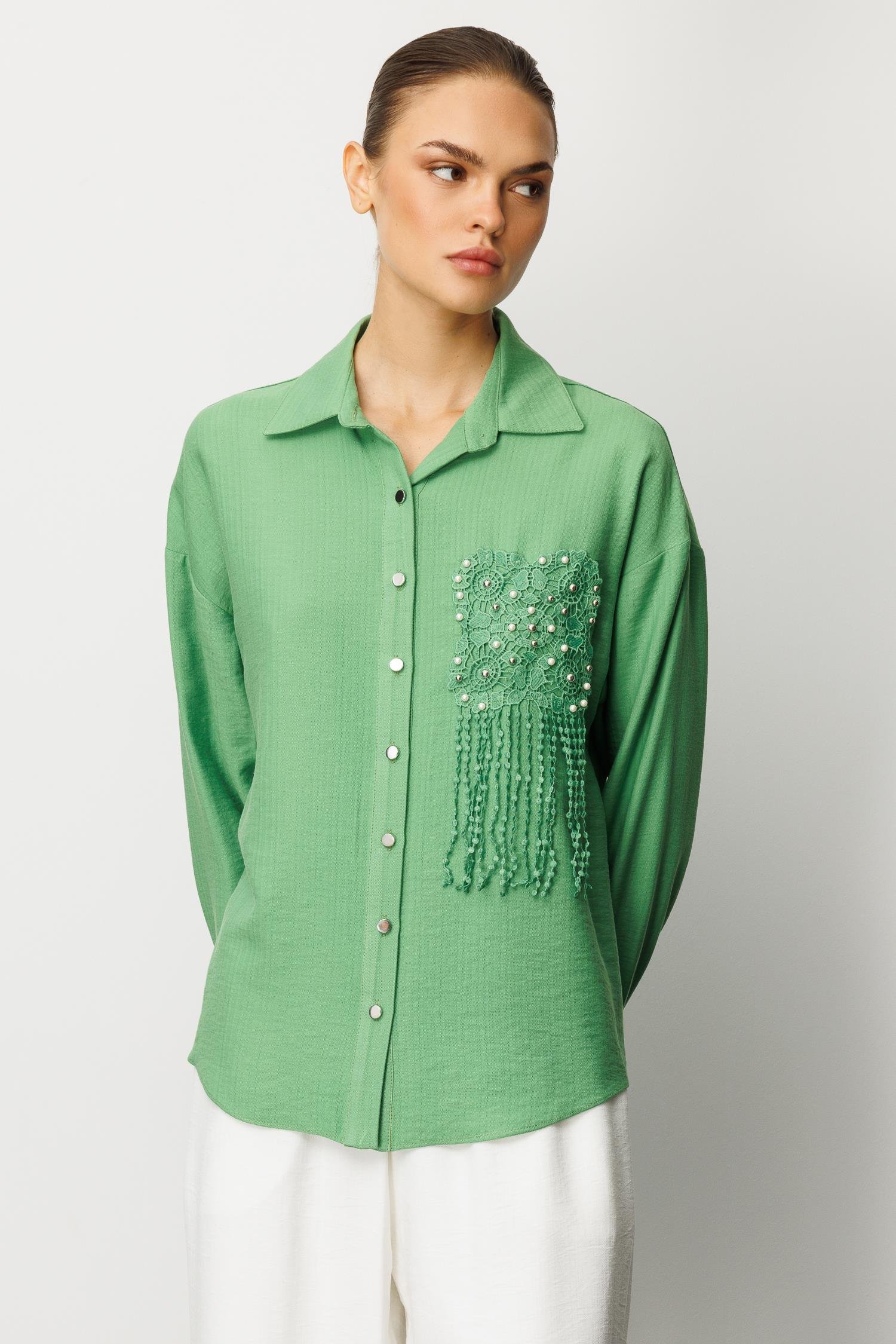 Modailgi  Güpür ve İnci Aksesuar Detaylı Düşük Omuzlu Ara Boy Oversize Gömlek Yeşil