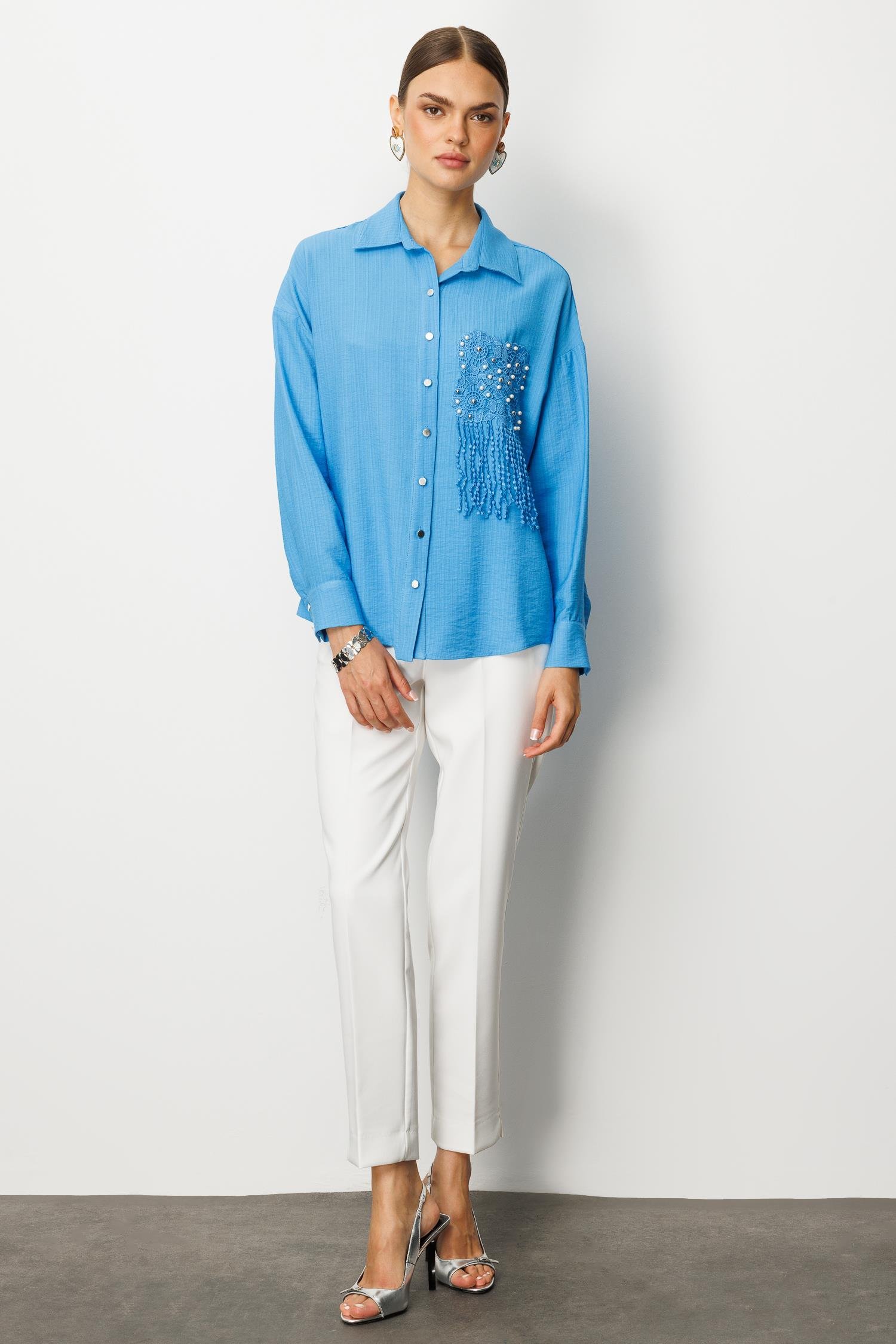 Modailgi  Güpür ve İnci Aksesuar Detaylı Düşük Omuzlu Ara Boy Oversize Gömlek Mavi