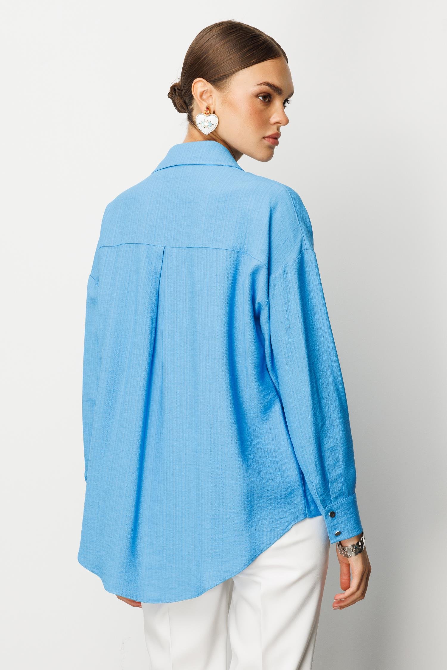 Modailgi  Güpür ve İnci Aksesuar Detaylı Düşük Omuzlu Ara Boy Oversize Gömlek Mavi