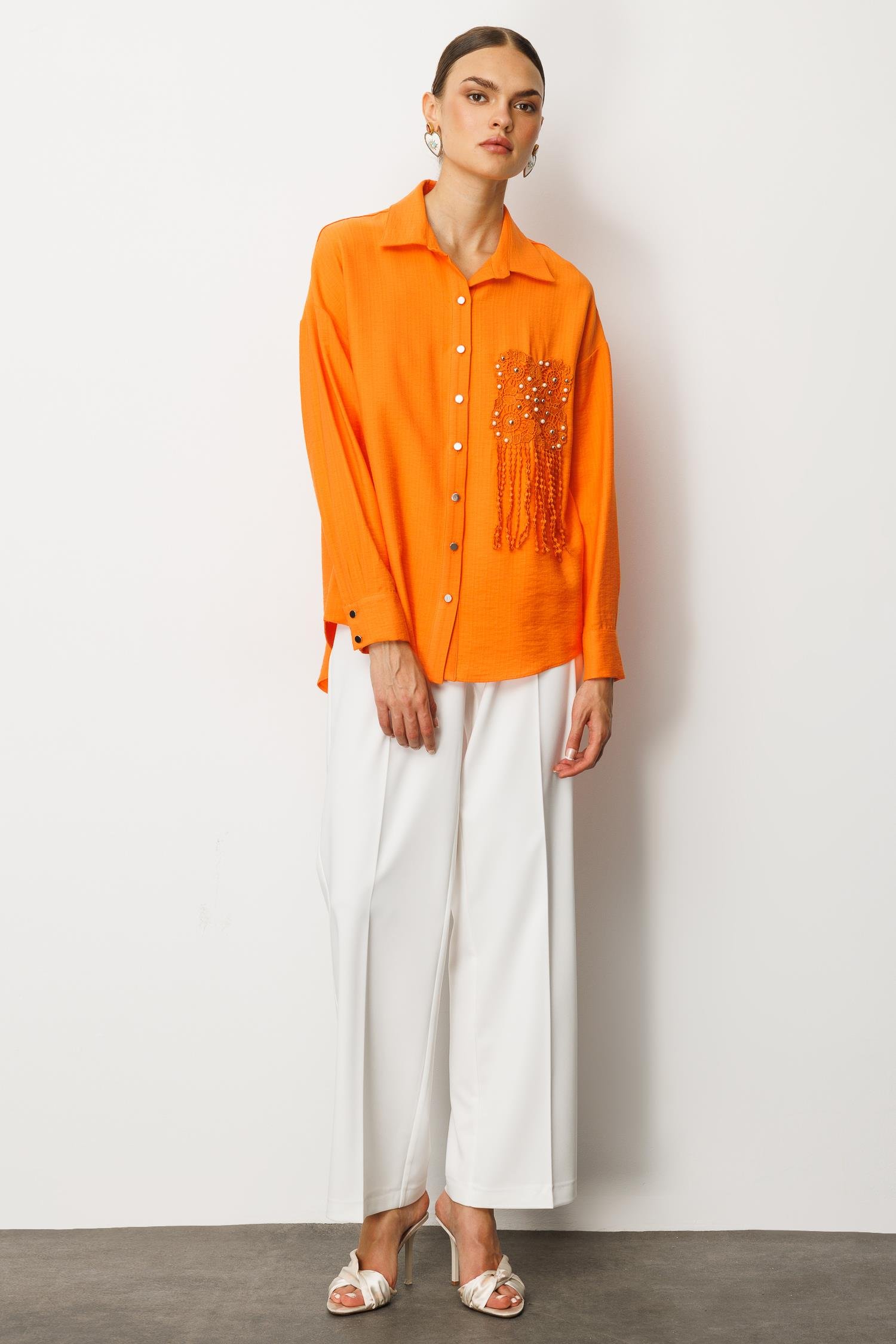 Modailgi  Güpür ve İnci Aksesuar Detaylı Düşük Omuzlu Ara Boy Oversize Gömlek Orange