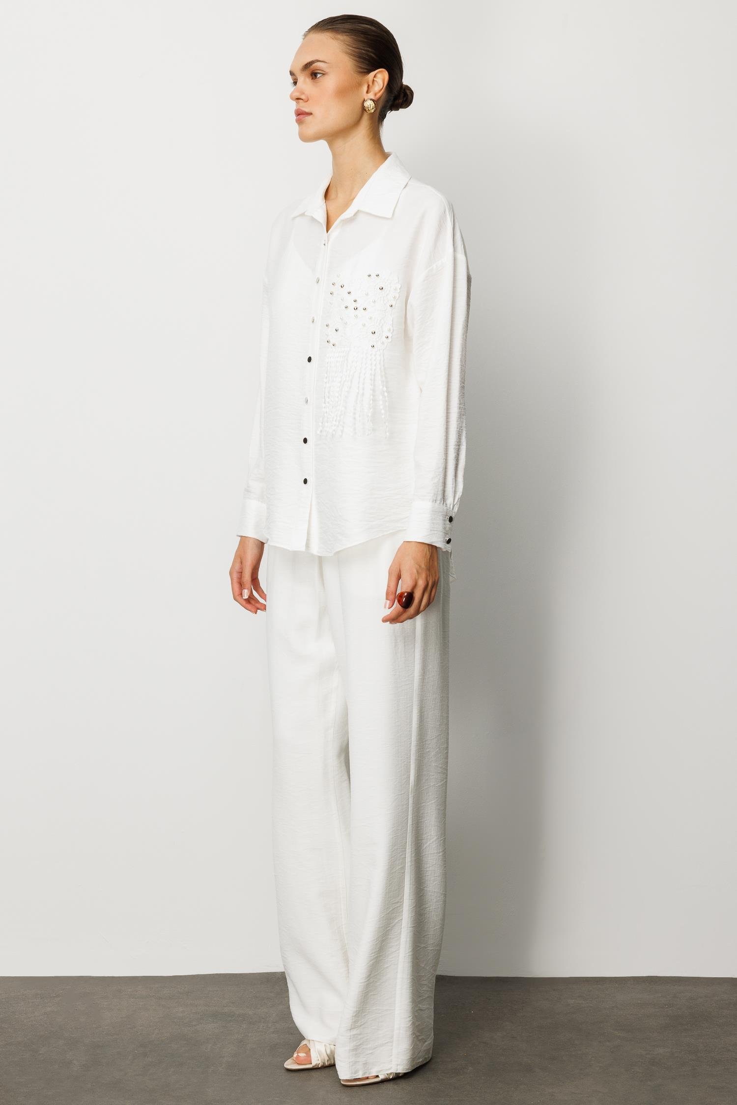 Modailgi  Güpür ve İnci Aksesuar Detaylı Düşük Omuzlu Ara Boy Oversize Gömlek Beyaz