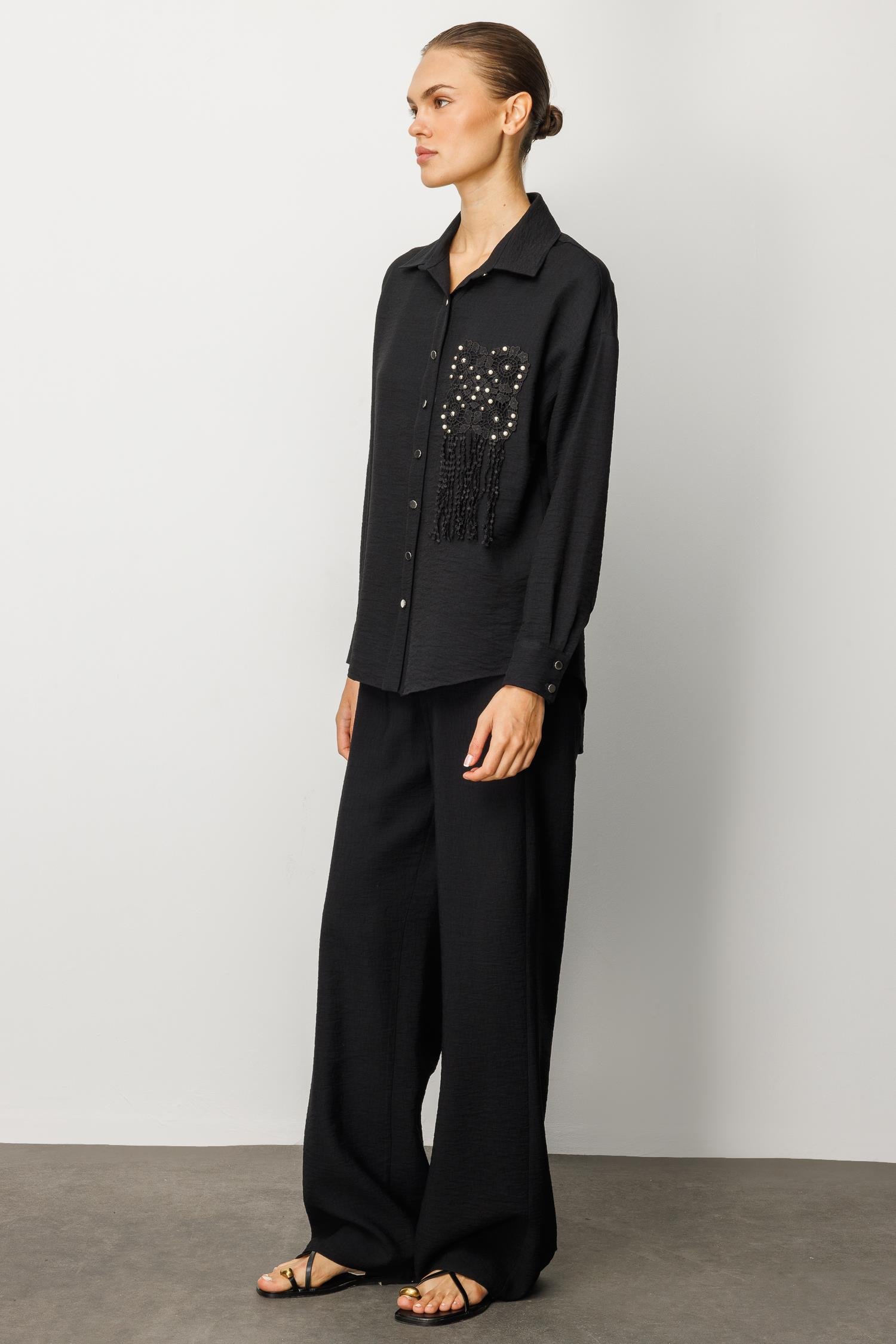 Modailgi  Güpür ve İnci Aksesuar Detaylı Düşük Omuzlu Ara Boy Oversize Gömlek Siyah