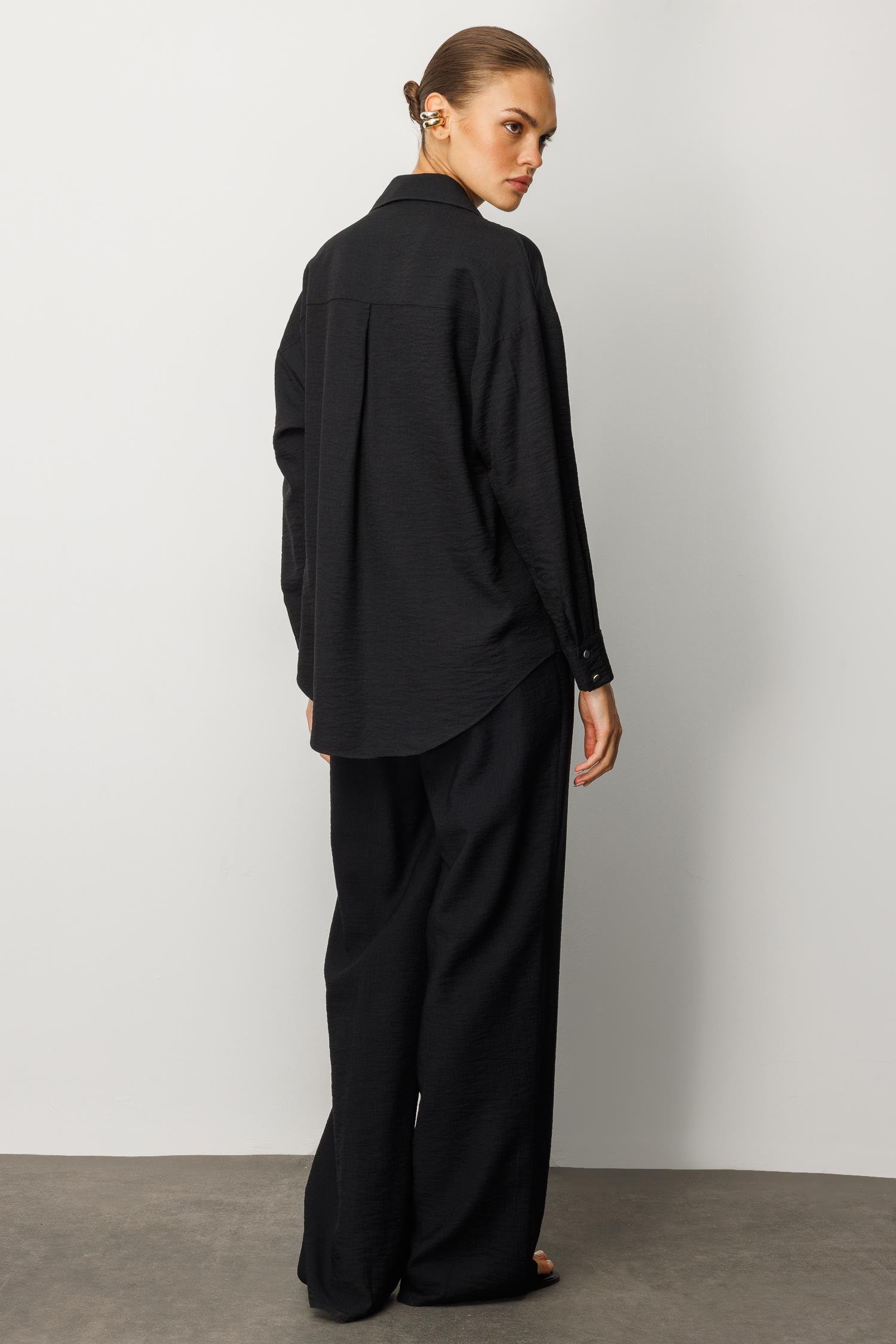 Modailgi  Güpür ve İnci Aksesuar Detaylı Düşük Omuzlu Ara Boy Oversize Gömlek Siyah