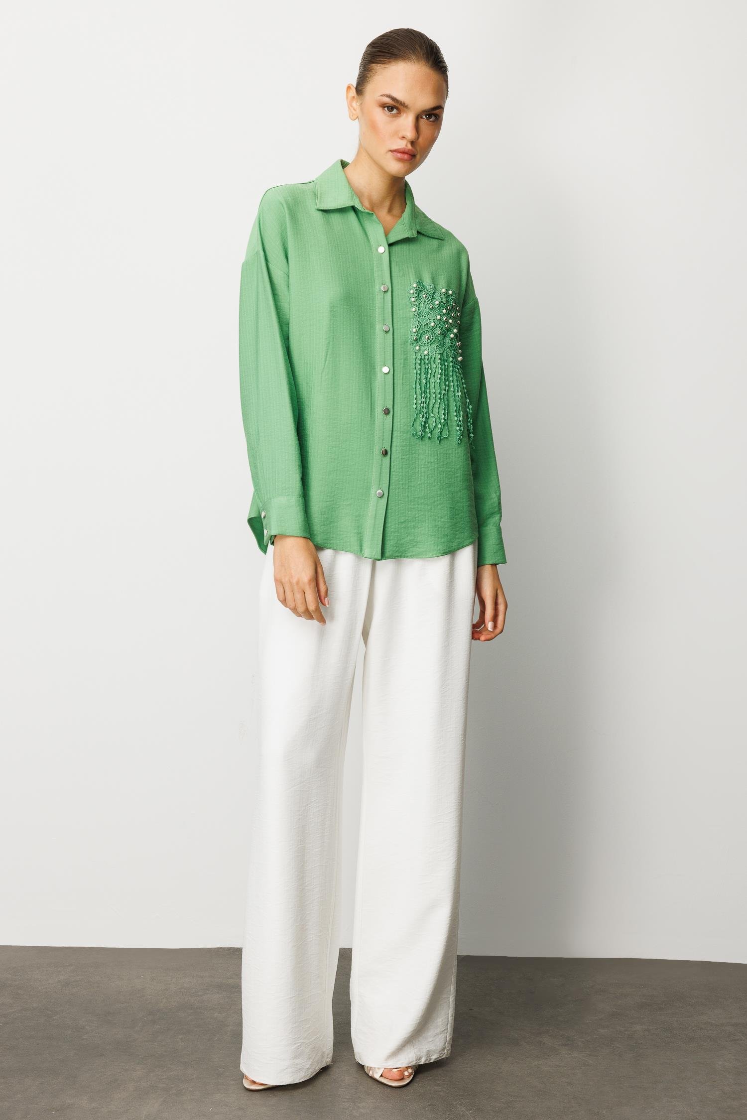 Modailgi  Güpür ve İnci Aksesuar Detaylı Düşük Omuzlu Ara Boy Oversize Gömlek Yeşil