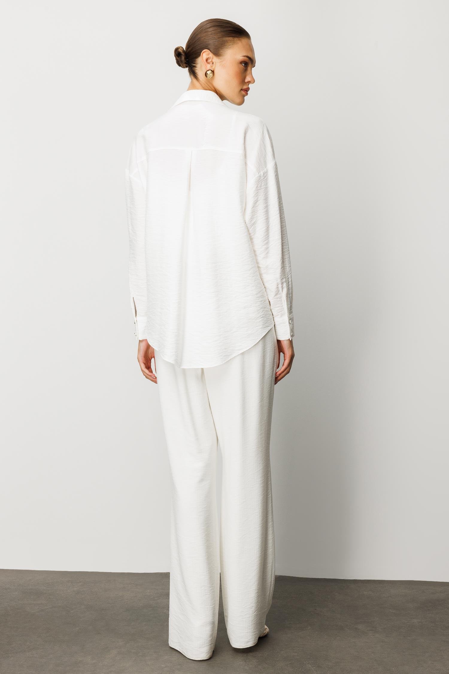 Modailgi  Güpür ve İnci Aksesuar Detaylı Düşük Omuzlu Ara Boy Oversize Gömlek Beyaz