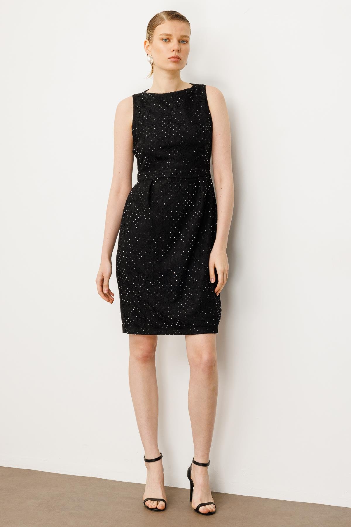 Modailgi  Havuz Yaka Sırtı Transparan Kısa Kolsuz Dantel Elbise Siyah