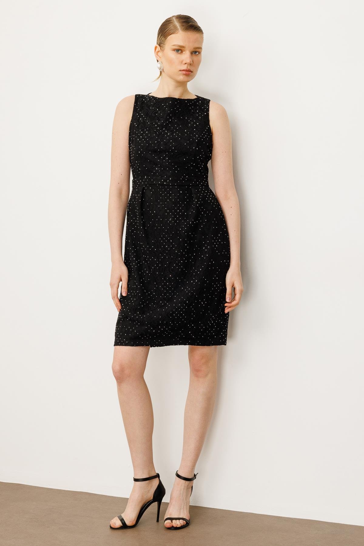 Modailgi  Havuz Yaka Sırtı Transparan Kısa Kolsuz Dantel Elbise Siyah