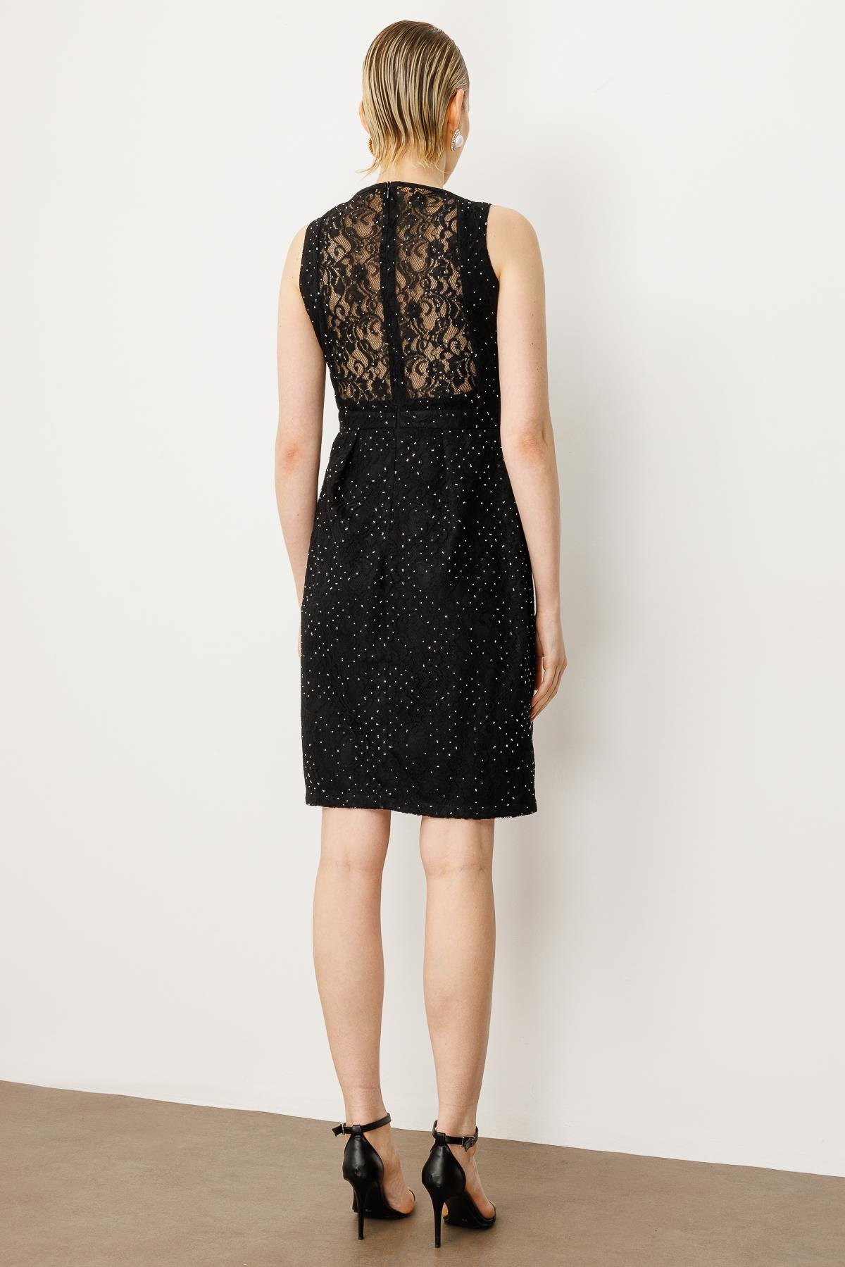 Modailgi  Havuz Yaka Sırtı Transparan Kısa Kolsuz Dantel Elbise Siyah