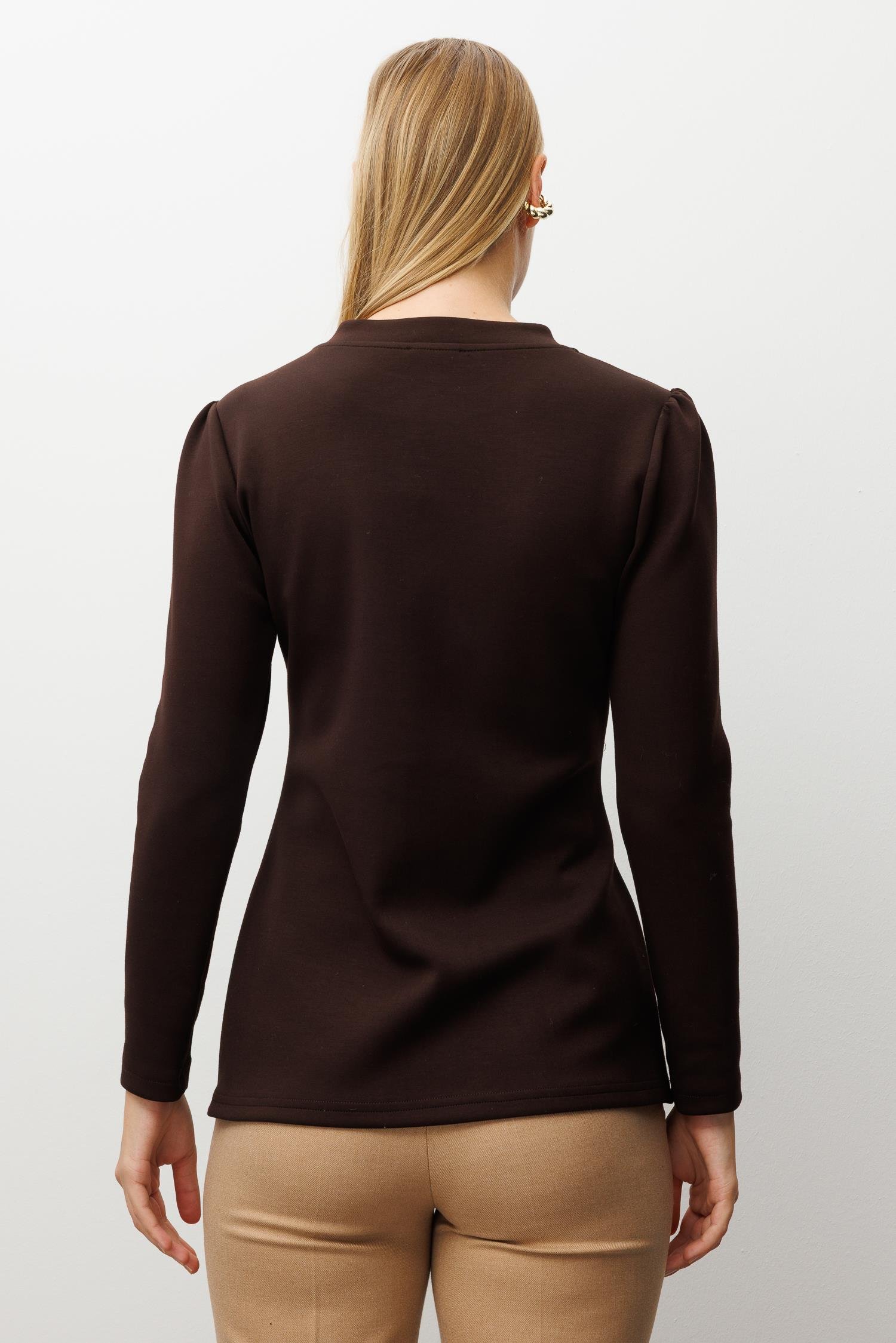 Modailgi  İnci Detaylı Pileli Sıfır Yaka Örme Bluz Kahve