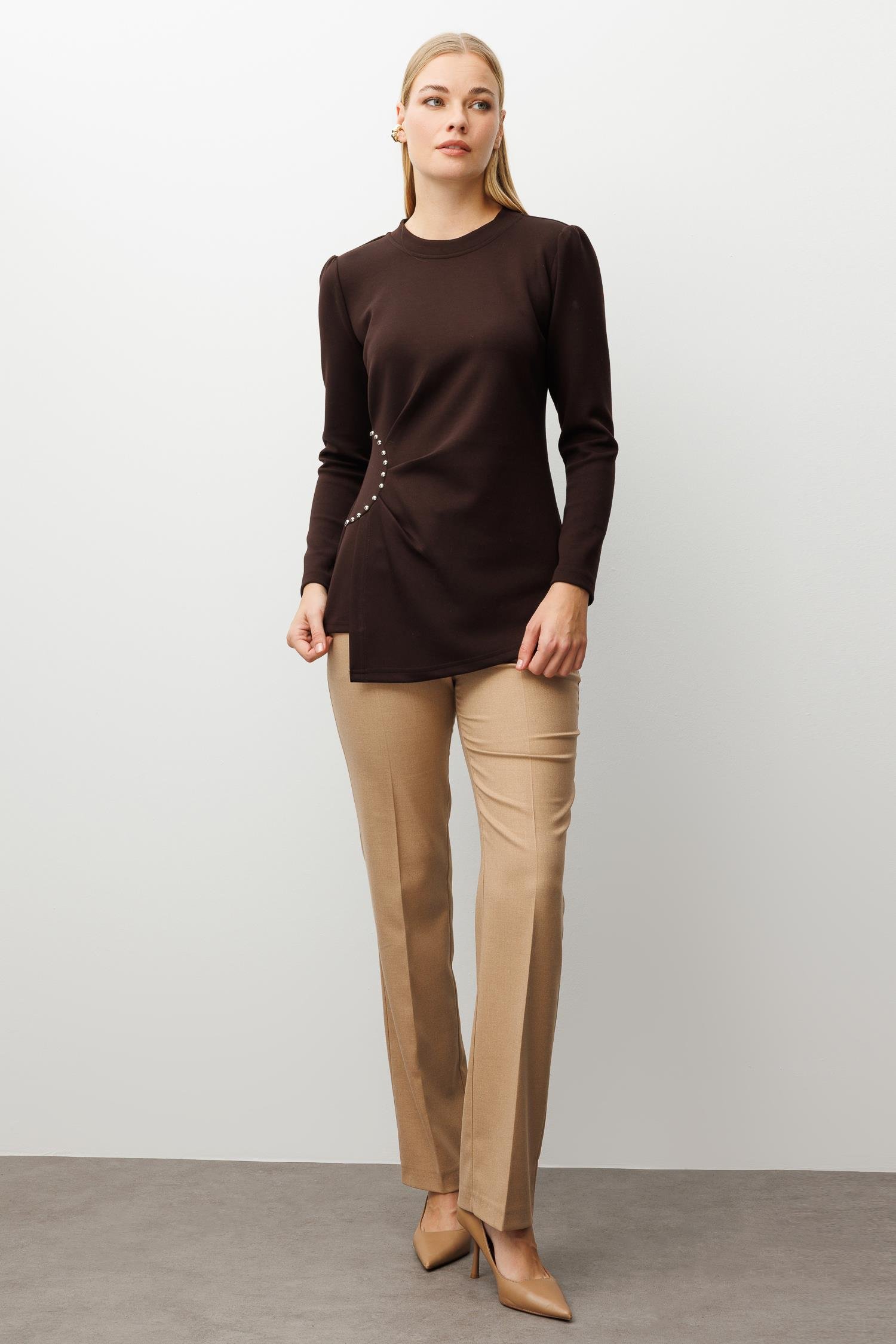 Modailgi  İnci Detaylı Pileli Sıfır Yaka Örme Bluz Kahve