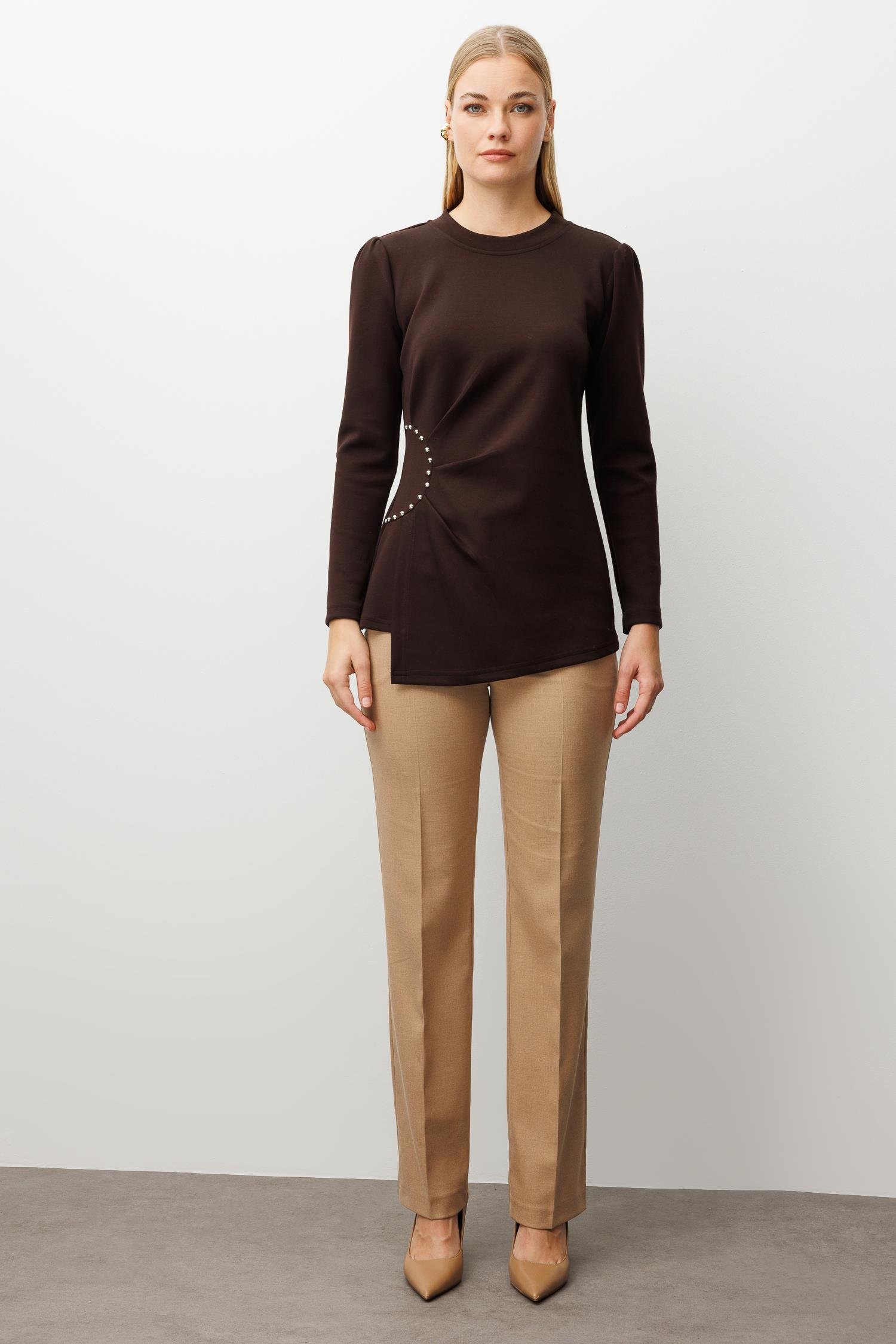 Modailgi  İnci Detaylı Pileli Sıfır Yaka Örme Bluz Kahve