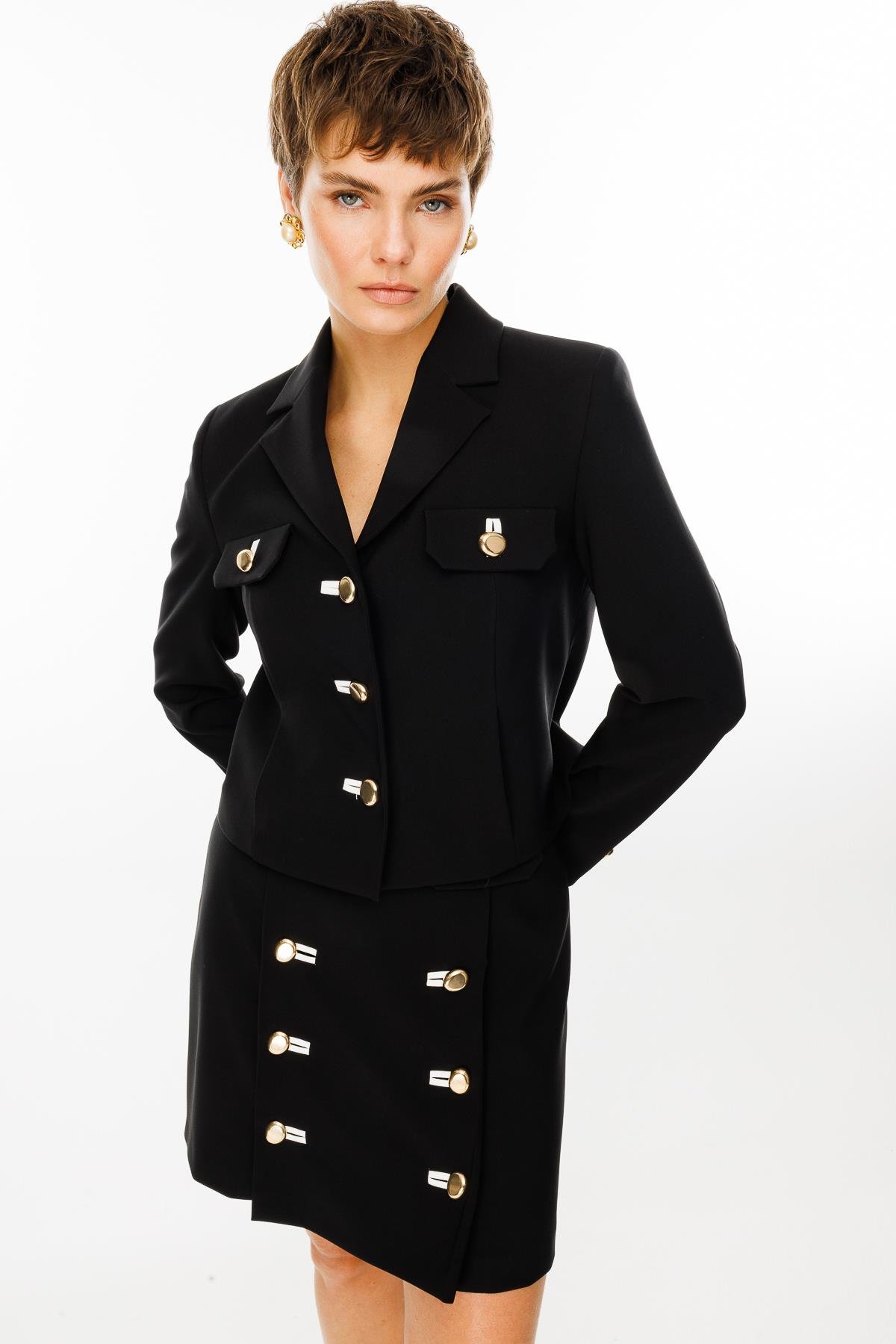 Modailgi  Kapak Detaylı Fleto ile Düğme Kapamalı Kısa Etek - 70024 Siyah