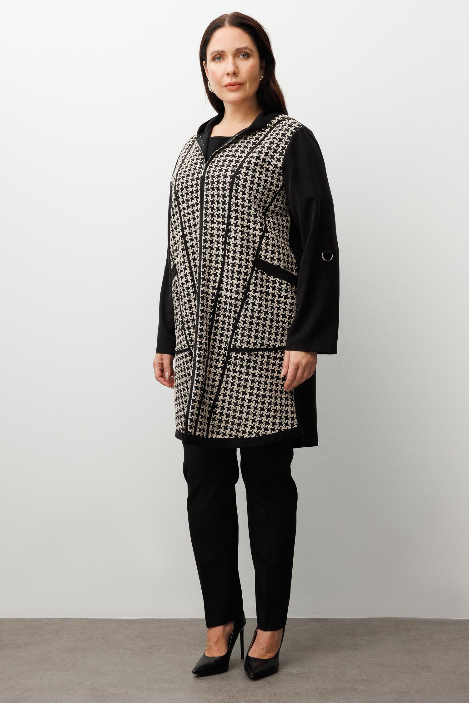 Modailgi  Kapüşonlu Kolları Apoletli Kazayağı Desen Nakış Kumaş Kap Siyah