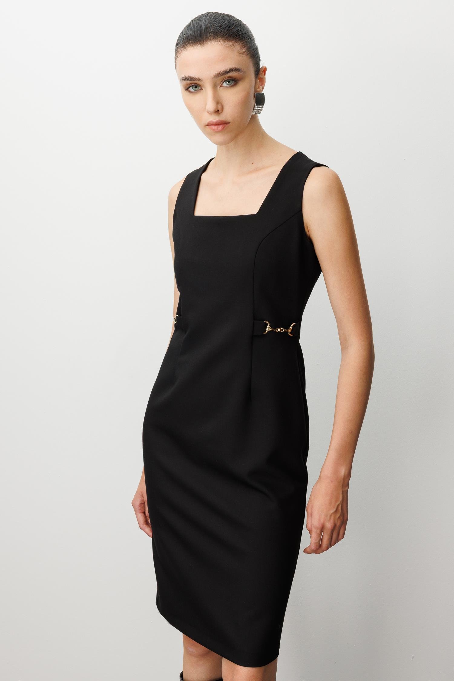 Modailgi  Kare Yaka Belde Aksesuar Detaylı Kolsuz Jile Elbise Siyah