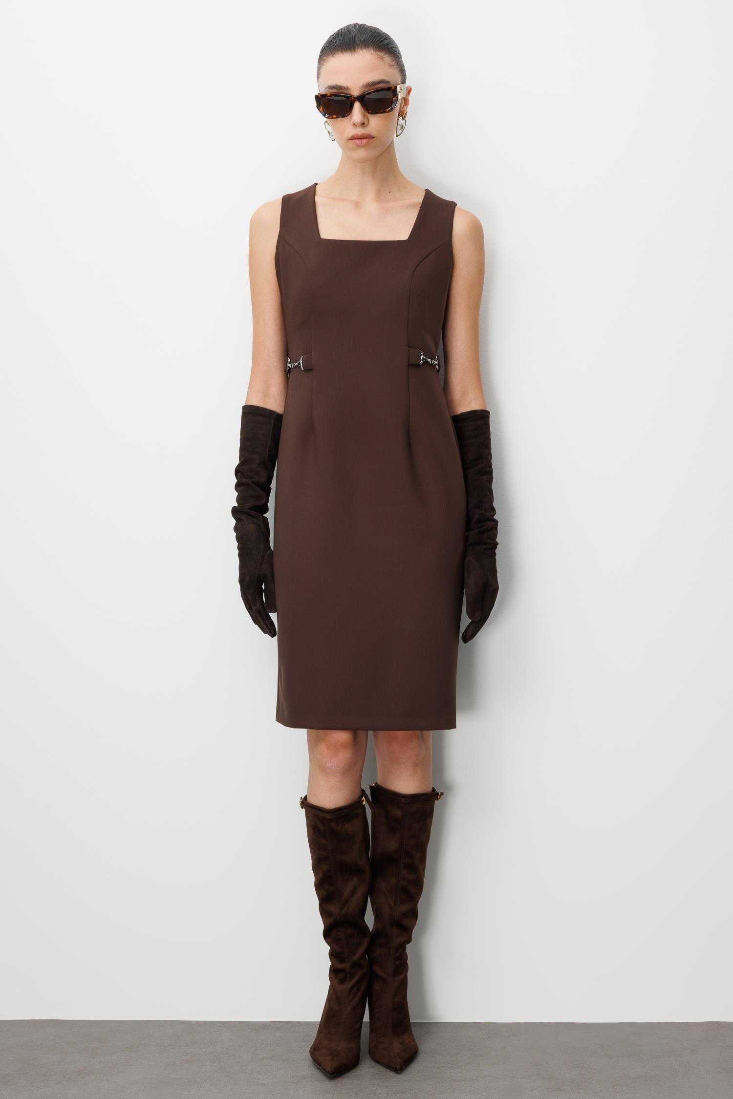 Modailgi  Kare Yaka Belde Aksesuar Detaylı Kolsuz Jile Elbise Kahve