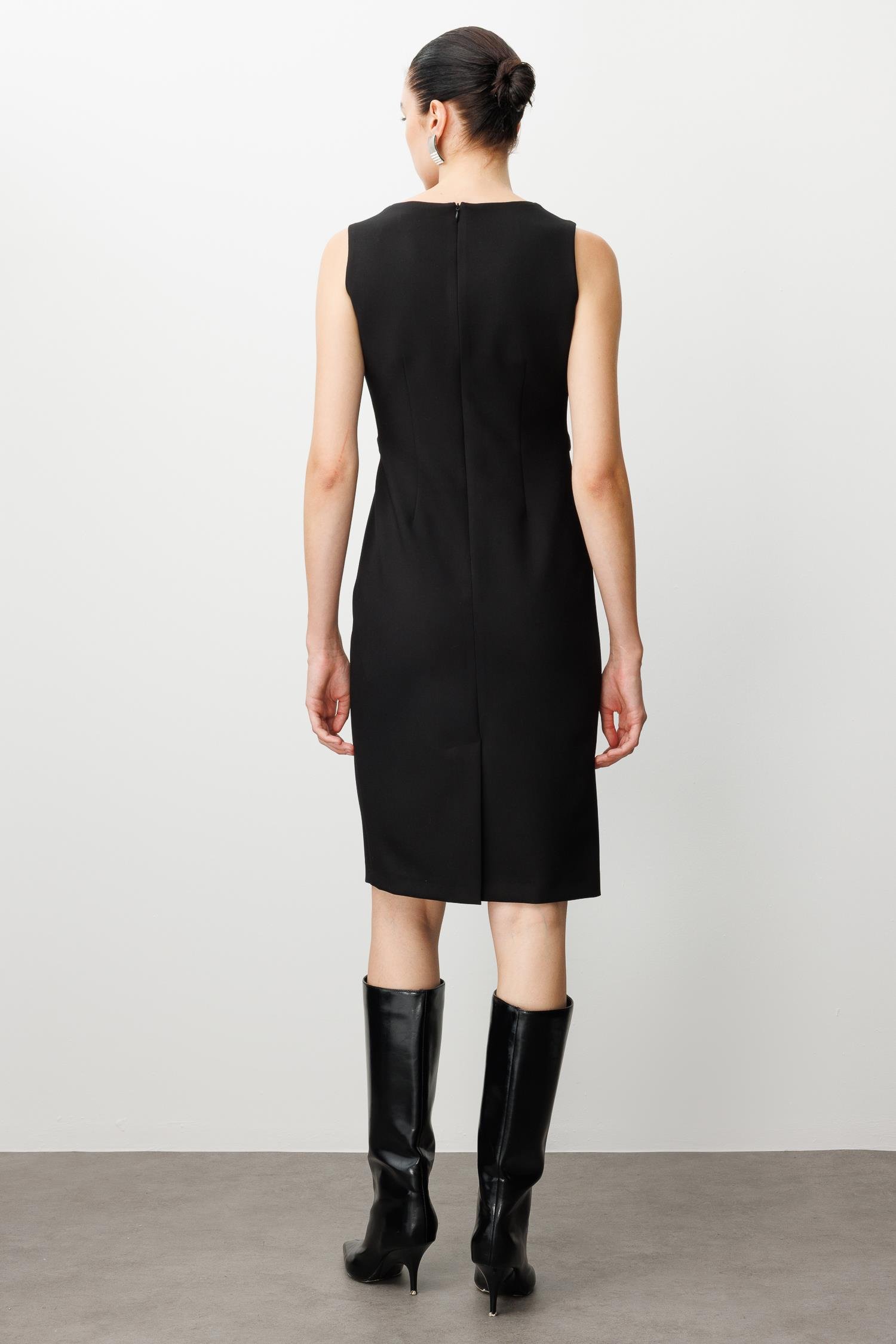 Modailgi  Kare Yaka Belde Aksesuar Detaylı Kolsuz Jile Elbise Siyah