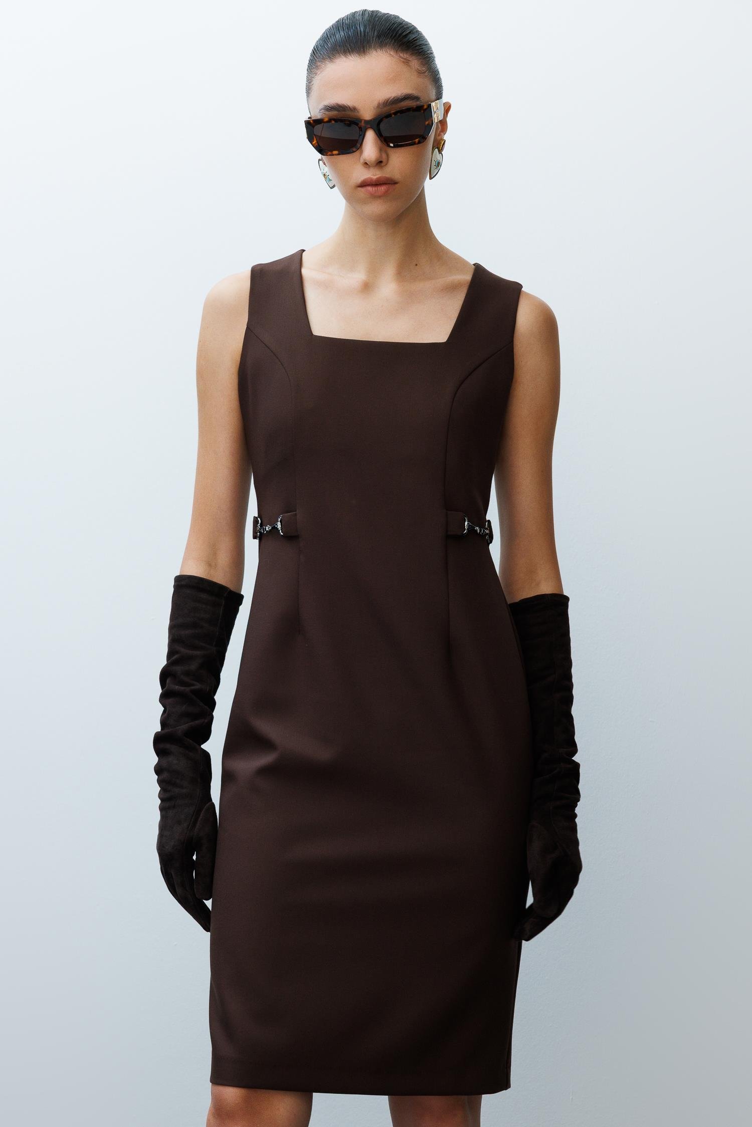 Modailgi  Kare Yaka Belde Aksesuar Detaylı Kolsuz Jile Elbise Kahve