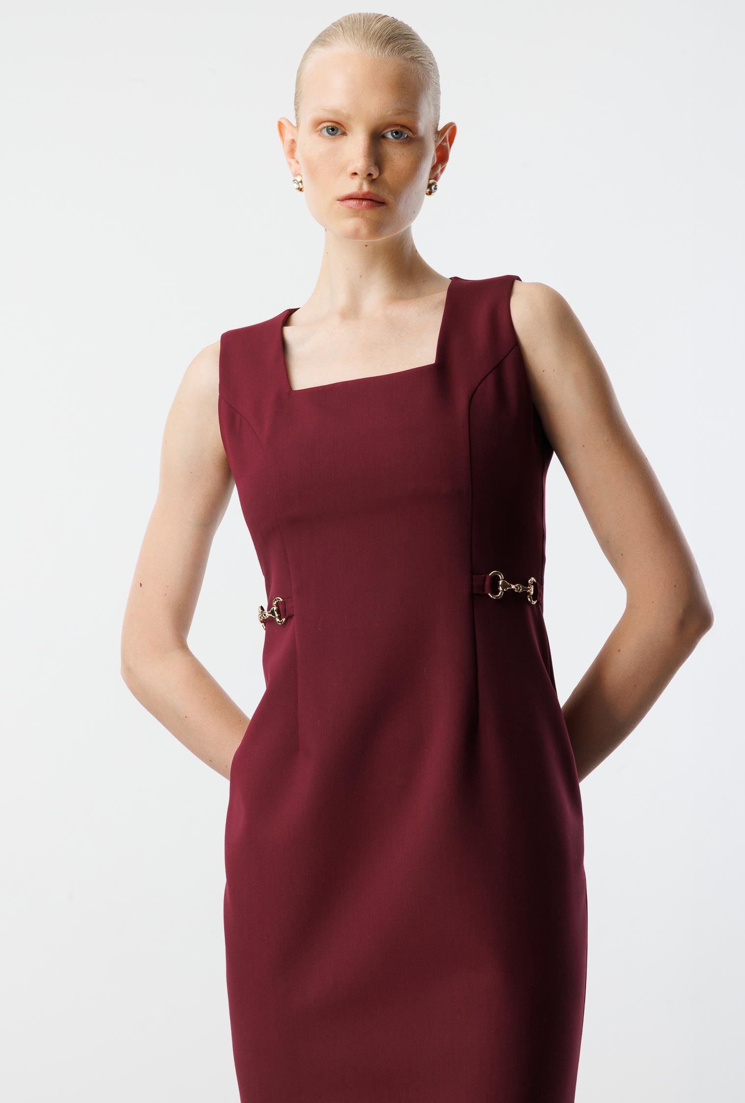 Modailgi  Kare Yaka Belde Aksesuar Detaylı Kolsuz Jile Elbise Bordo