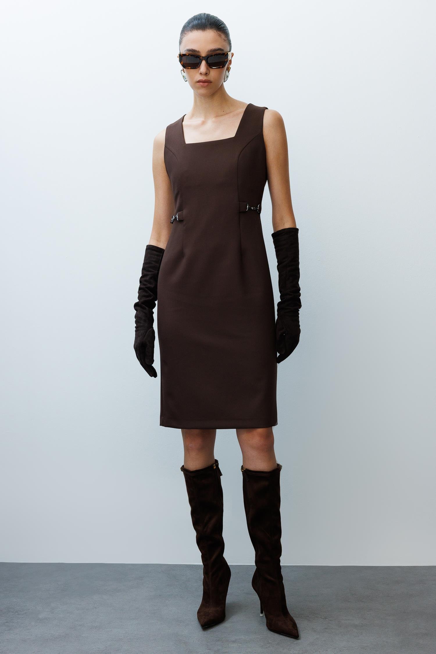 Modailgi  Kare Yaka Belde Aksesuar Detaylı Kolsuz Jile Elbise Kahve