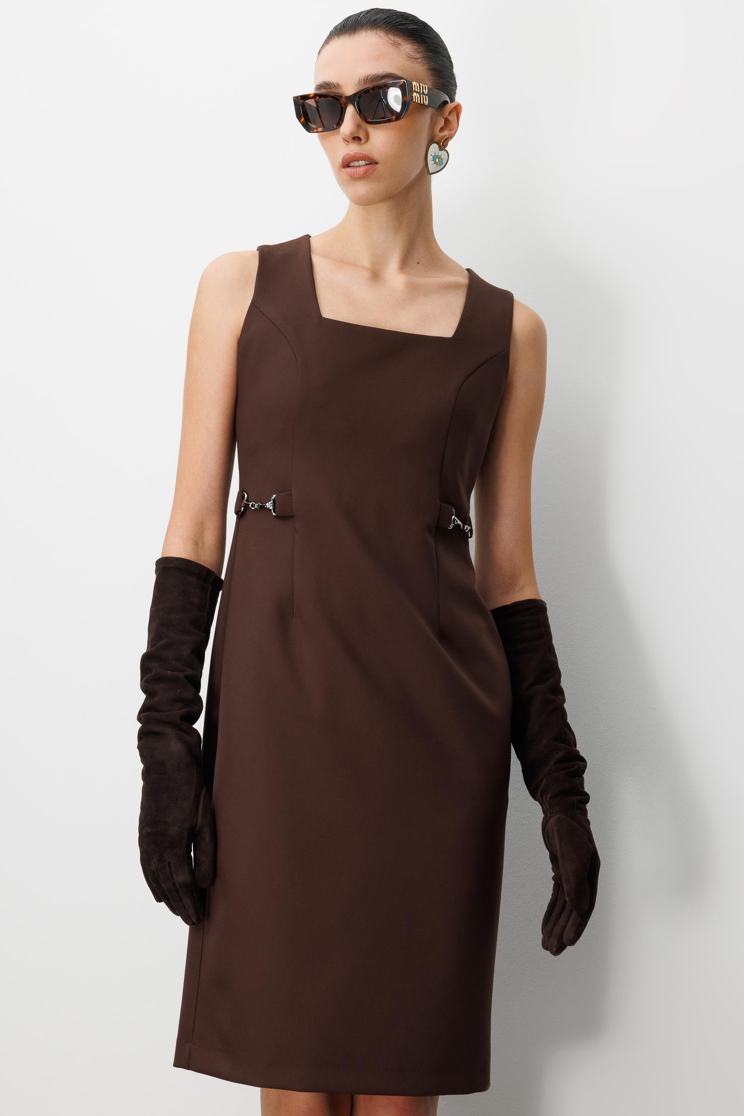 Modailgi  Kare Yaka Belde Aksesuar Detaylı Kolsuz Jile Elbise Kahve