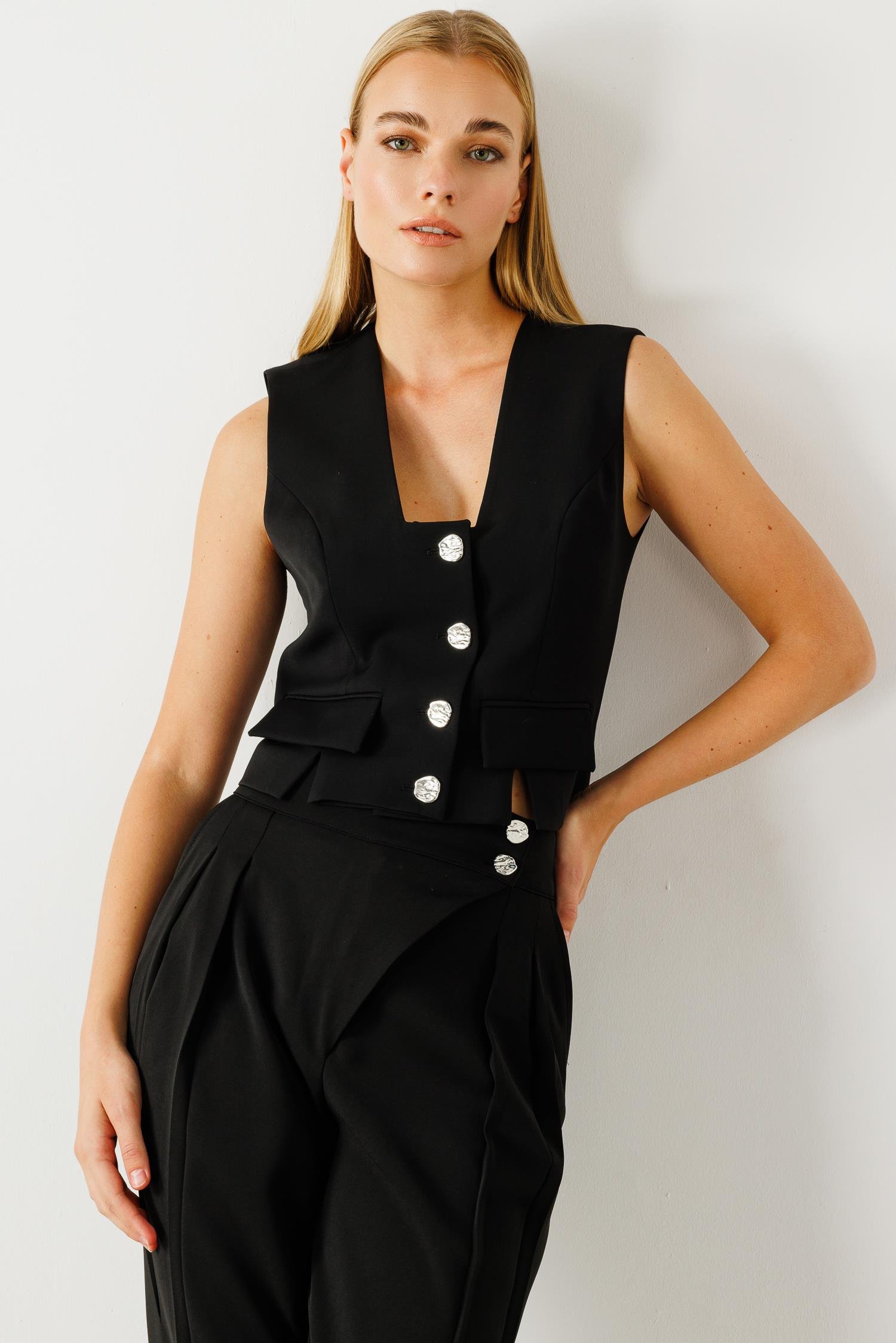 Modailgi  Kare Yaka Kapamalı Yırtmaç ve Kapak Detaylı Kısa Yelek Siyah